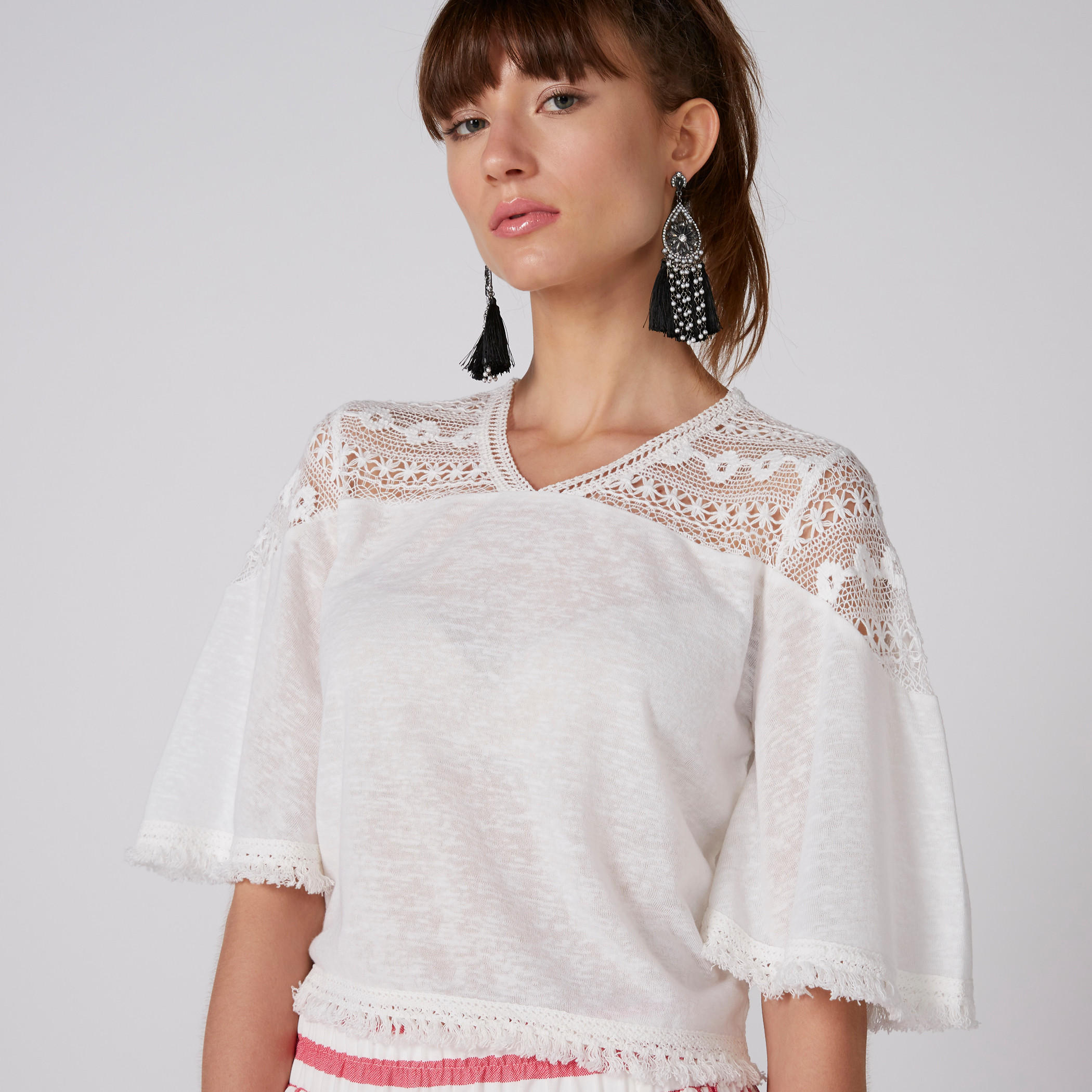 بلوزة بياقة V وأكمام واسعة وتفاصيل دانتيل-women-clothing-shirtsandblouses-blouses-image-4