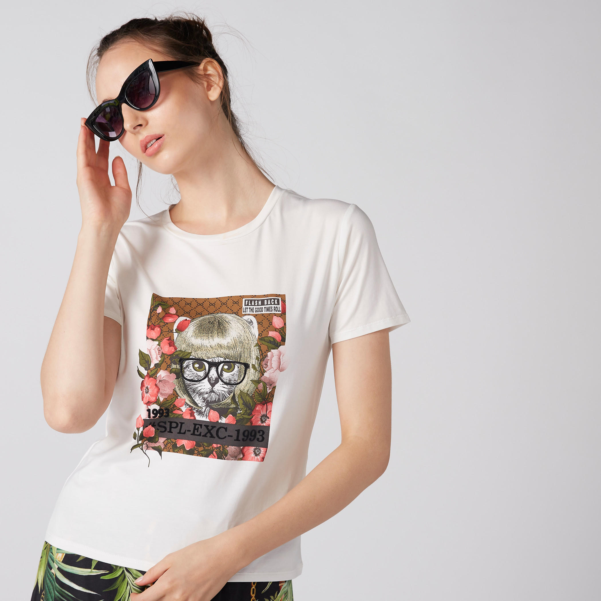 تيشيرت  بياقة ضيّقة وأكمام قصيرة وطبعات-women-clothing-tshirts-image-1