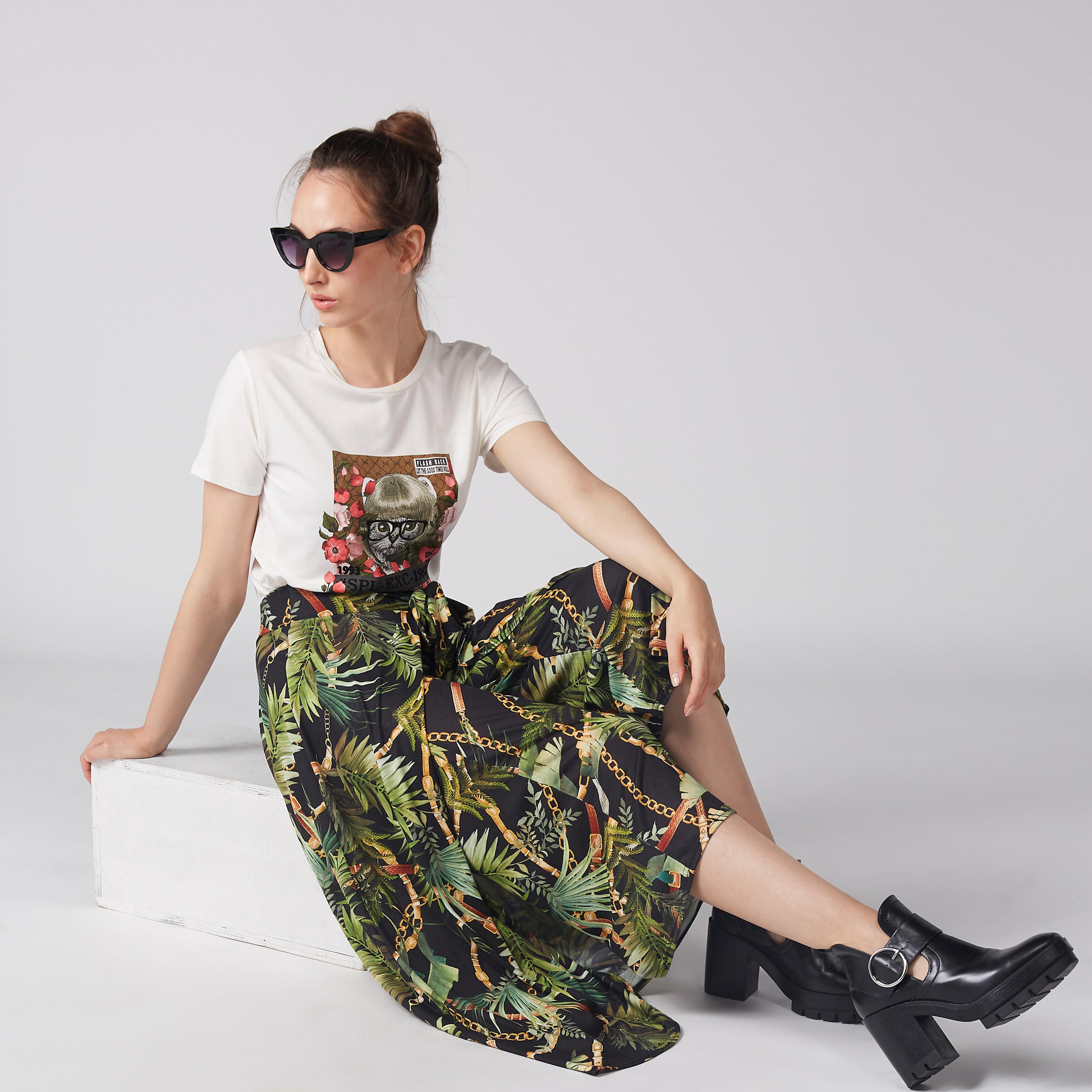 تيشيرت  بياقة ضيّقة وأكمام قصيرة وطبعات-women-clothing-tshirts-image-3