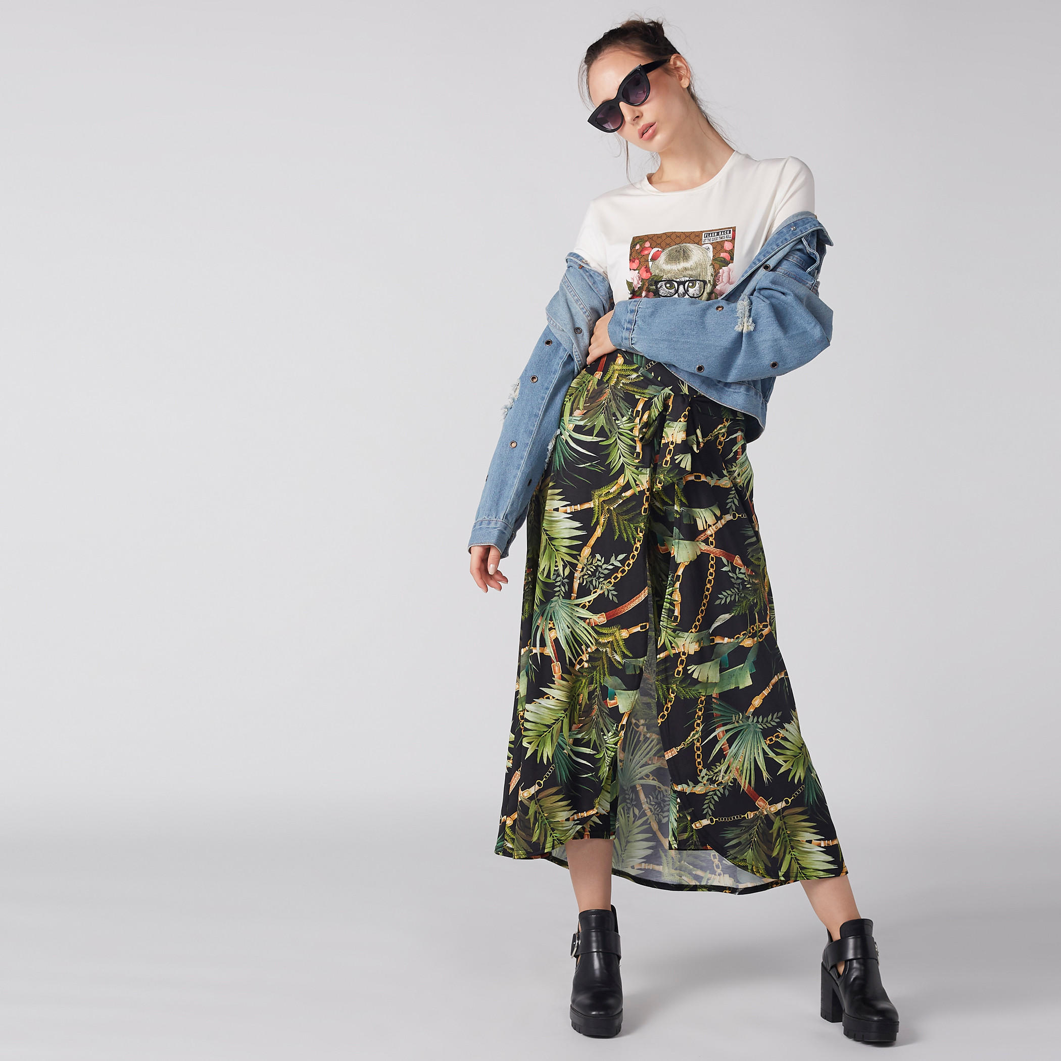 تيشيرت  بياقة ضيّقة وأكمام قصيرة وطبعات-women-clothing-tshirts-image-4