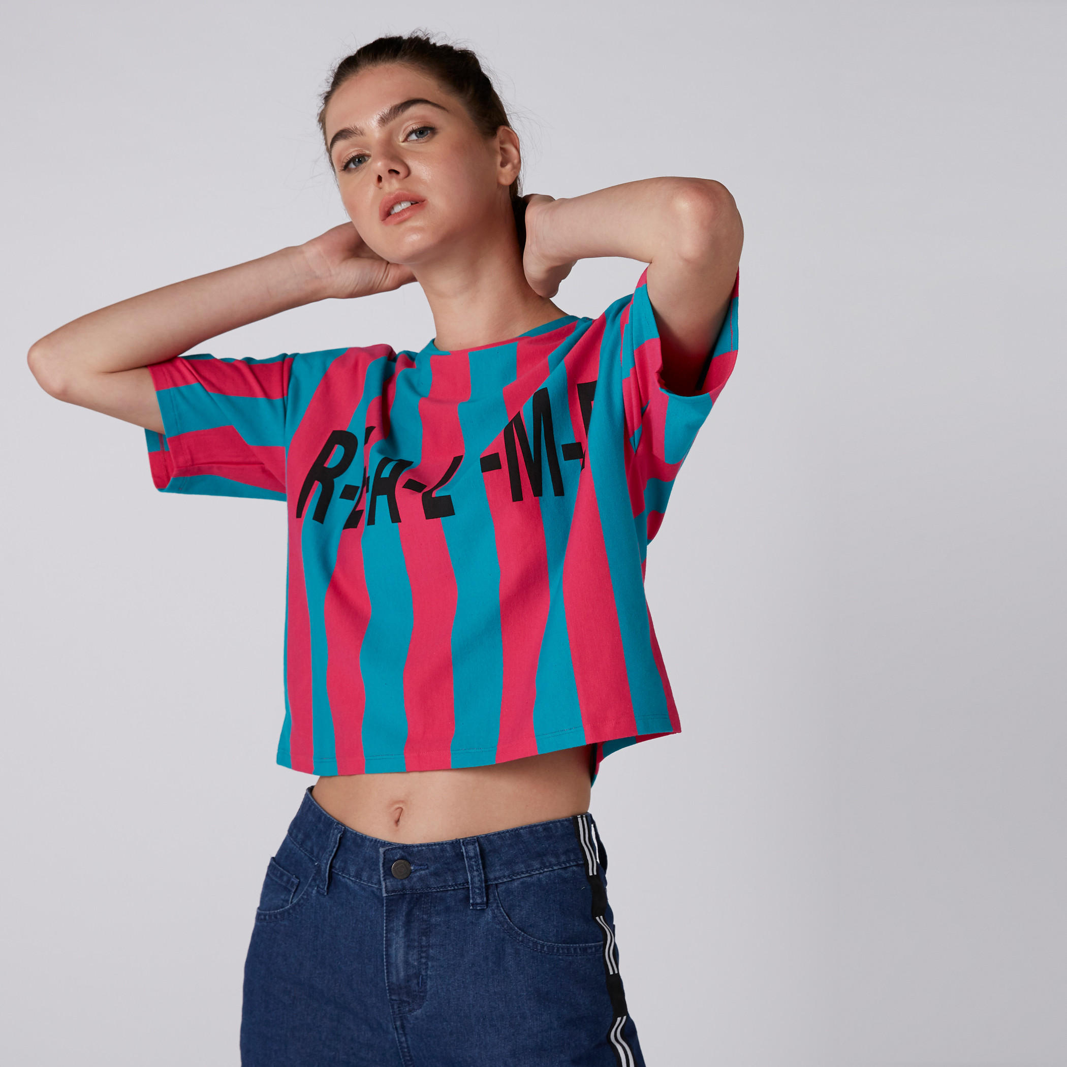 بلوزة قصيرة بطبعات وياقة ضيقة وأكمام قصيرة-women-clothing-tshirts-image-1