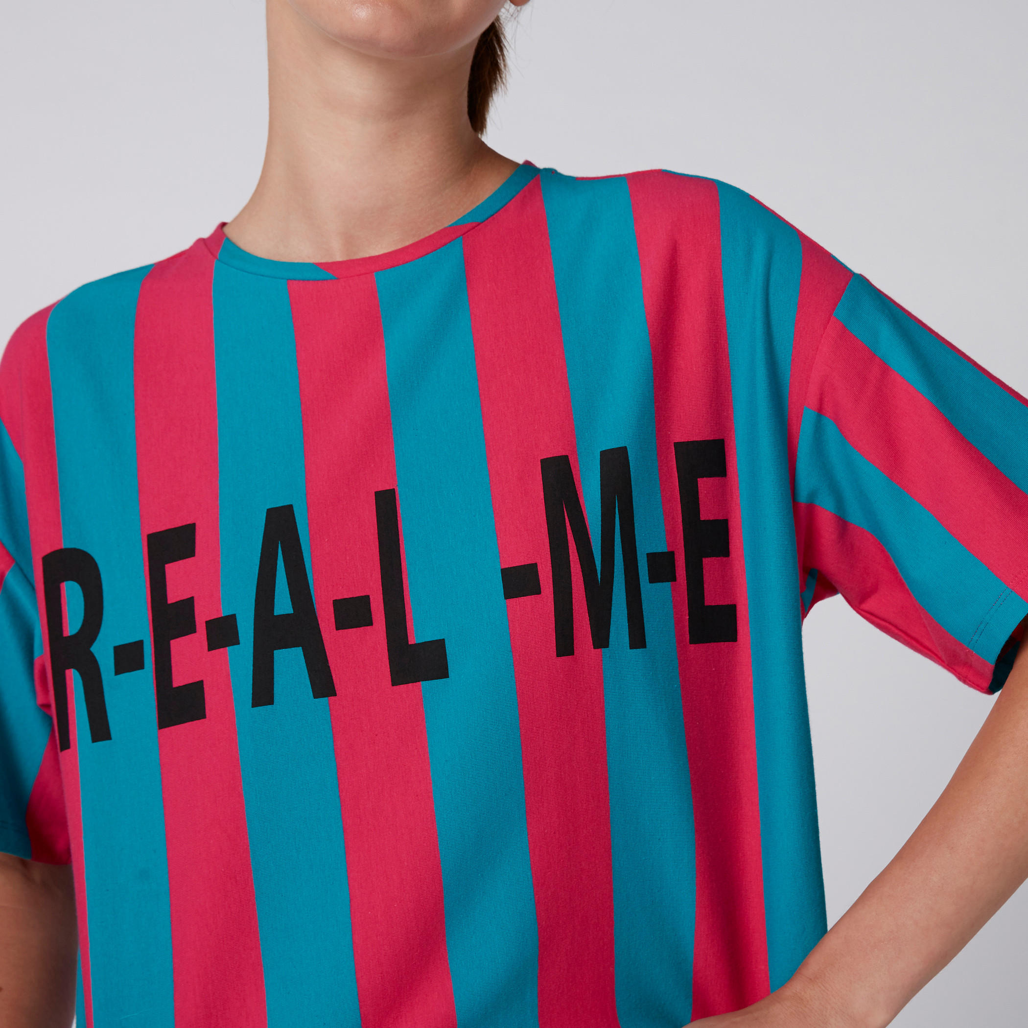 بلوزة قصيرة بطبعات وياقة ضيقة وأكمام قصيرة-women-clothing-tshirts-image-2