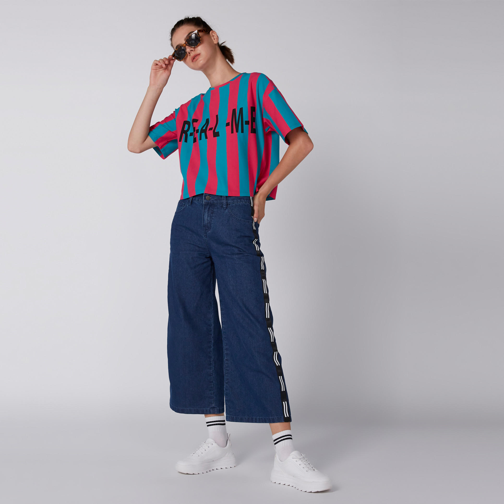 بلوزة قصيرة بطبعات وياقة ضيقة وأكمام قصيرة-women-clothing-tshirts-image-3