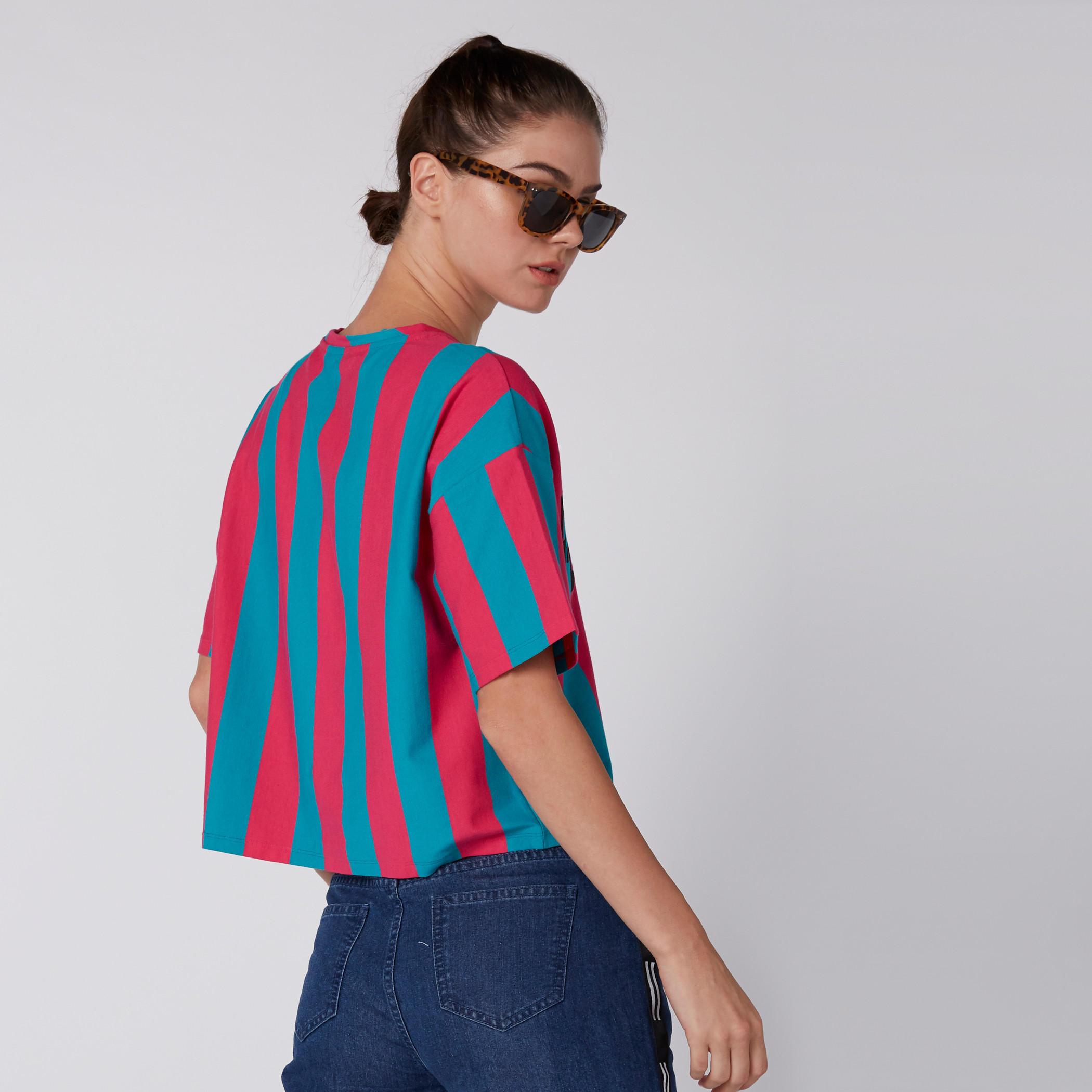 بلوزة قصيرة بطبعات وياقة ضيقة وأكمام قصيرة-women-clothing-tshirts-image-4