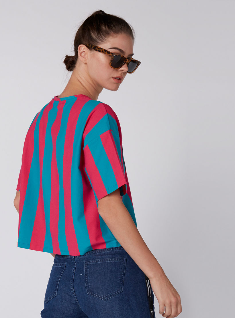 بلوزة قصيرة بطبعات وياقة ضيقة وأكمام قصيرة-women-clothing-tshirts-image-4