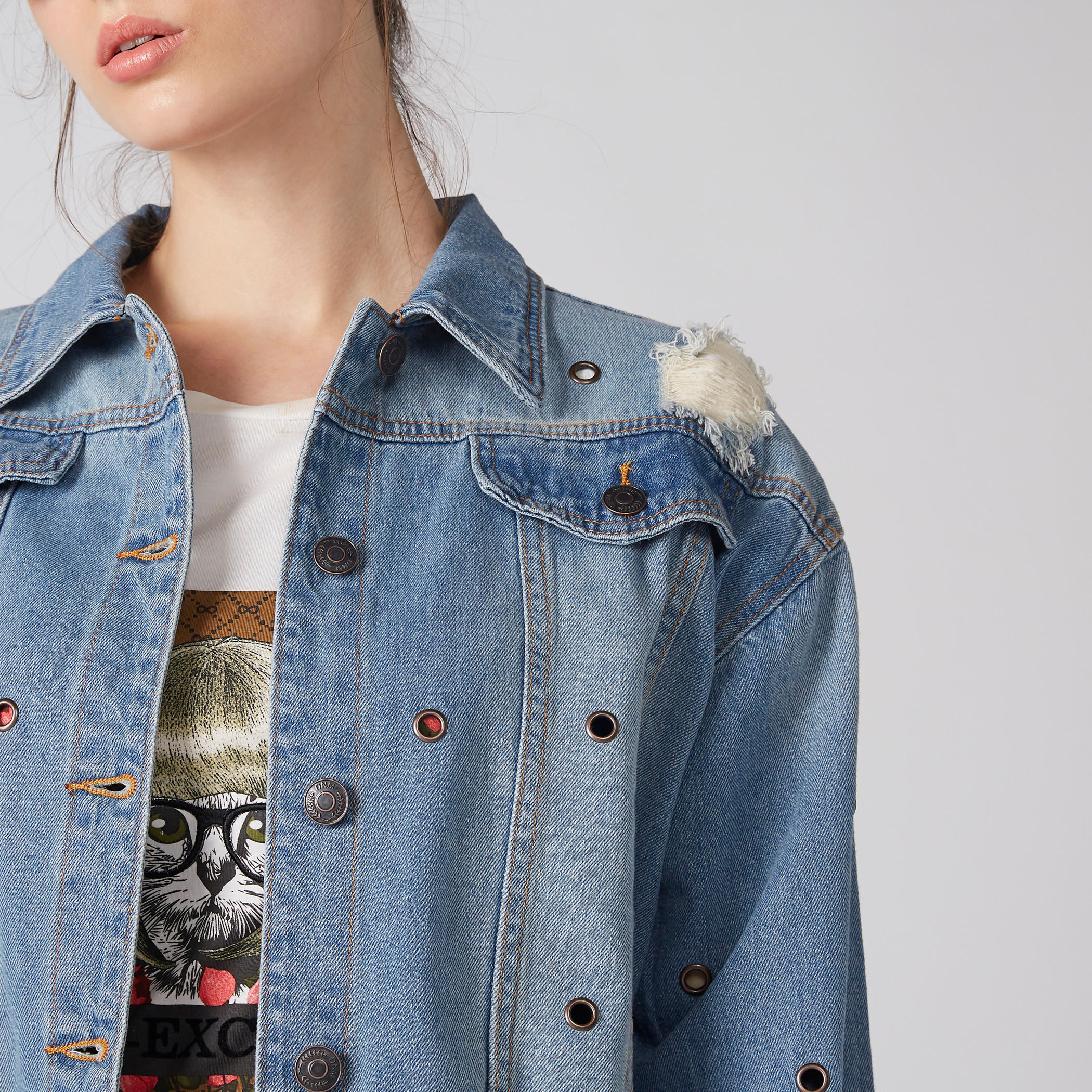جاكيت من الدينم بتصميم ممزق وأكمام طويلة وزر إغلاق-women-winterwear-coatsandjackets-jackets-image-3