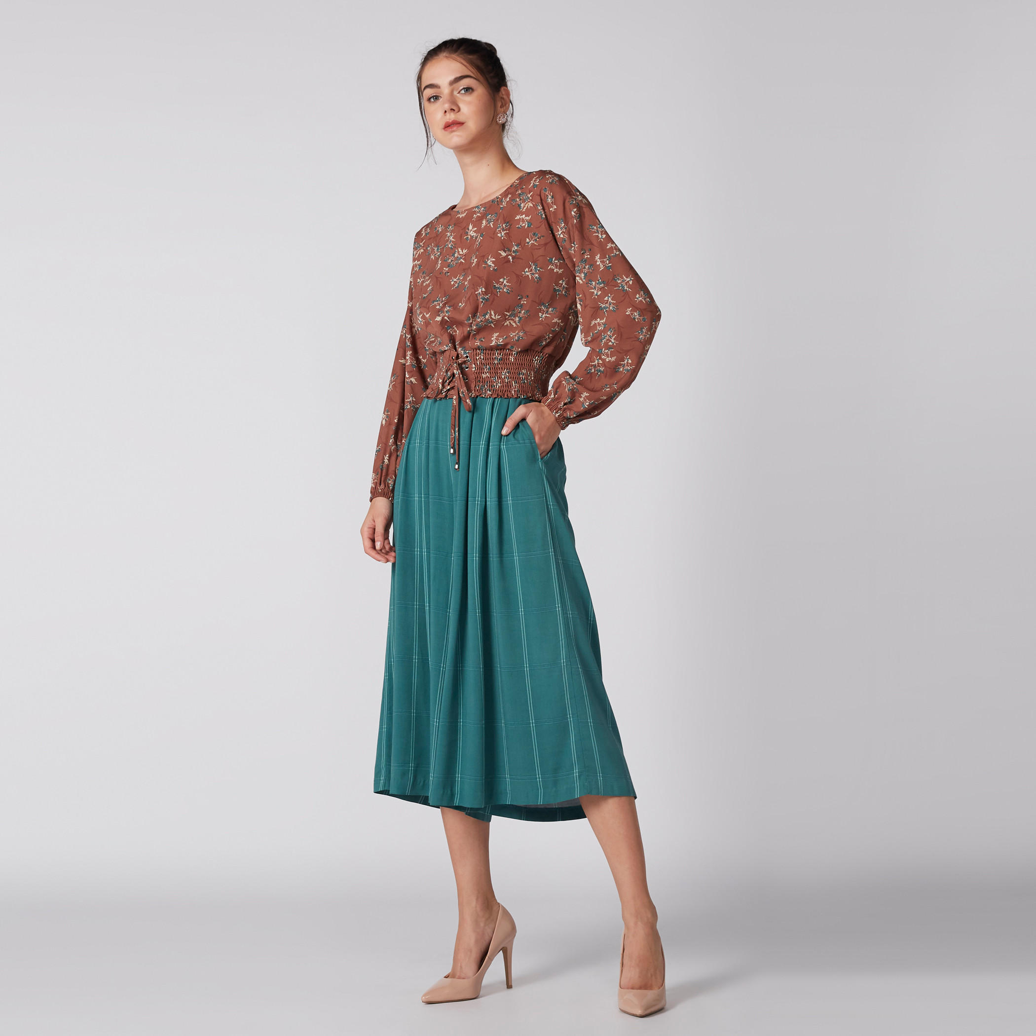 بنطال واسع الساقين مقلم بخصر مطّاطي وجيوب-women-clothing-bottoms-trousers-image-1