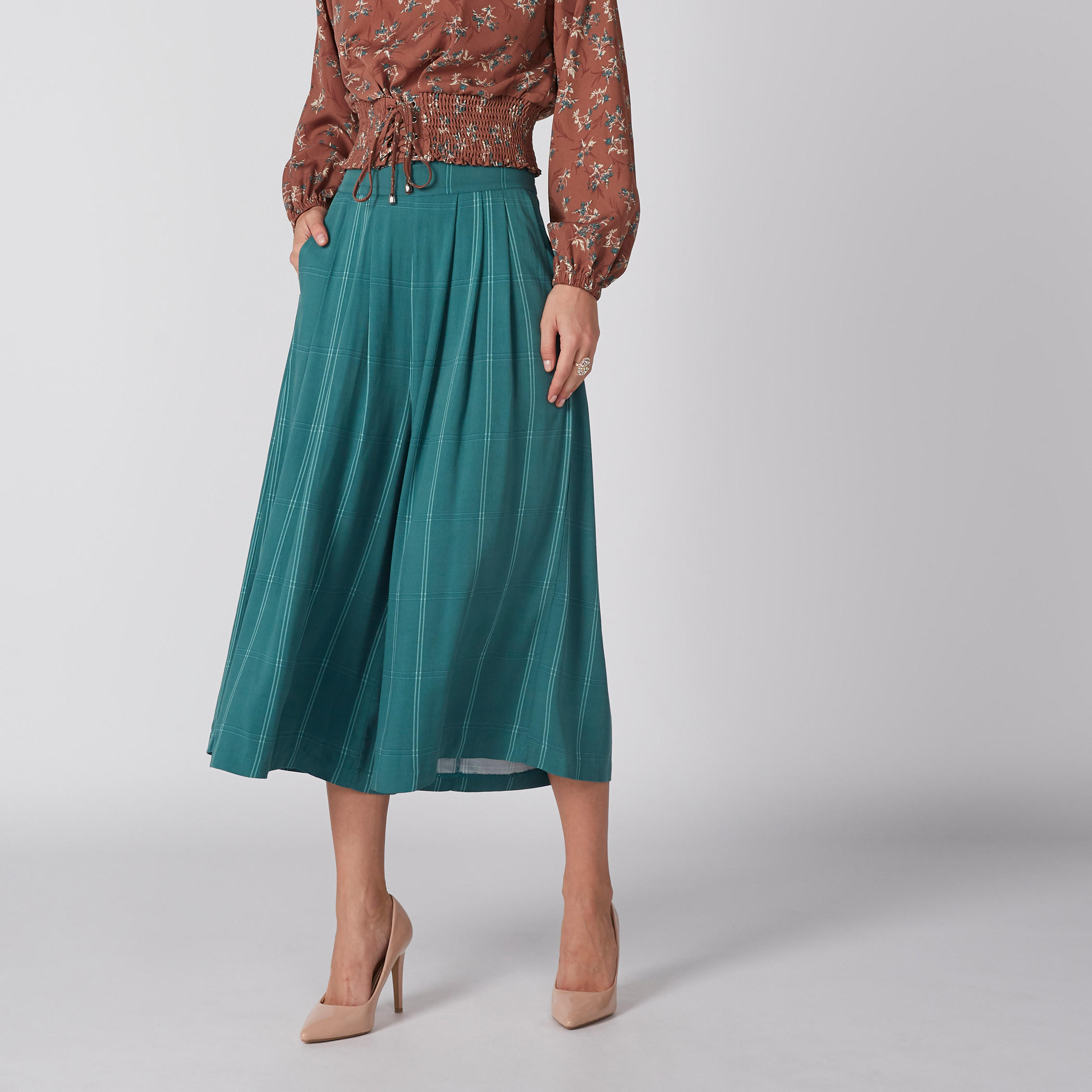 بنطال واسع الساقين مقلم بخصر مطّاطي وجيوب-women-clothing-bottoms-trousers-image-2