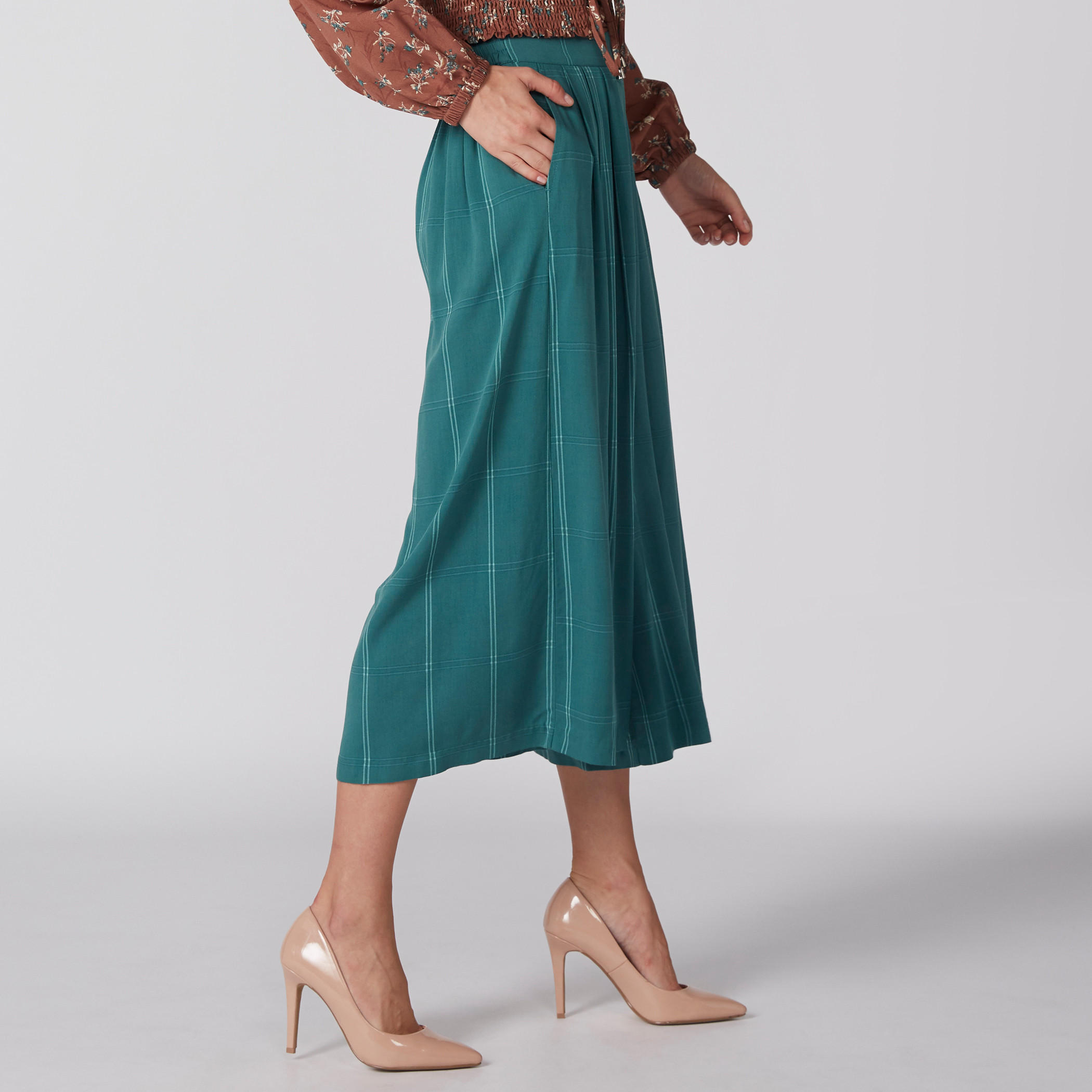 بنطال واسع الساقين مقلم بخصر مطّاطي وجيوب-women-clothing-bottoms-trousers-image-3