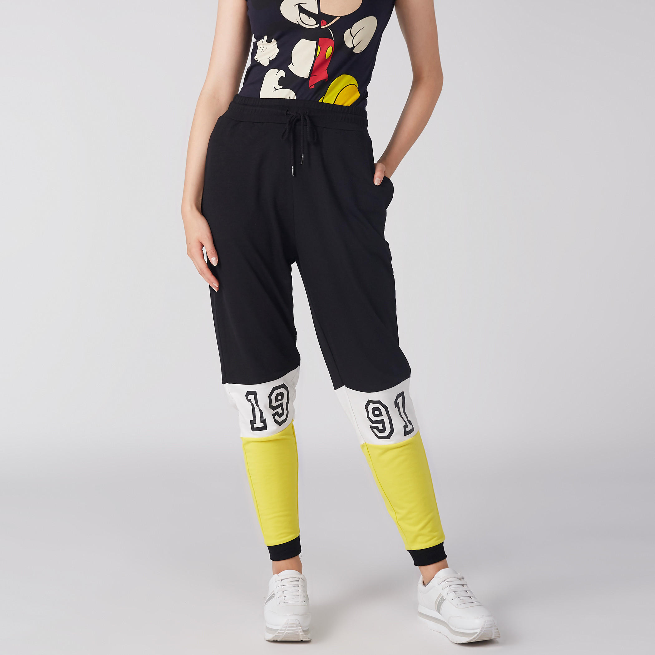 بنطال رياضي بخصر مطّاطي وجيوب وطبعات-women-clothing-bottoms-joggers-image-1