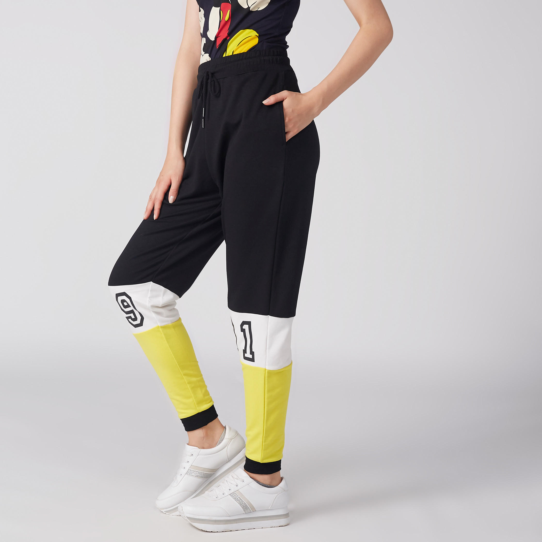 بنطال رياضي بخصر مطّاطي وجيوب وطبعات-women-clothing-bottoms-joggers-image-4