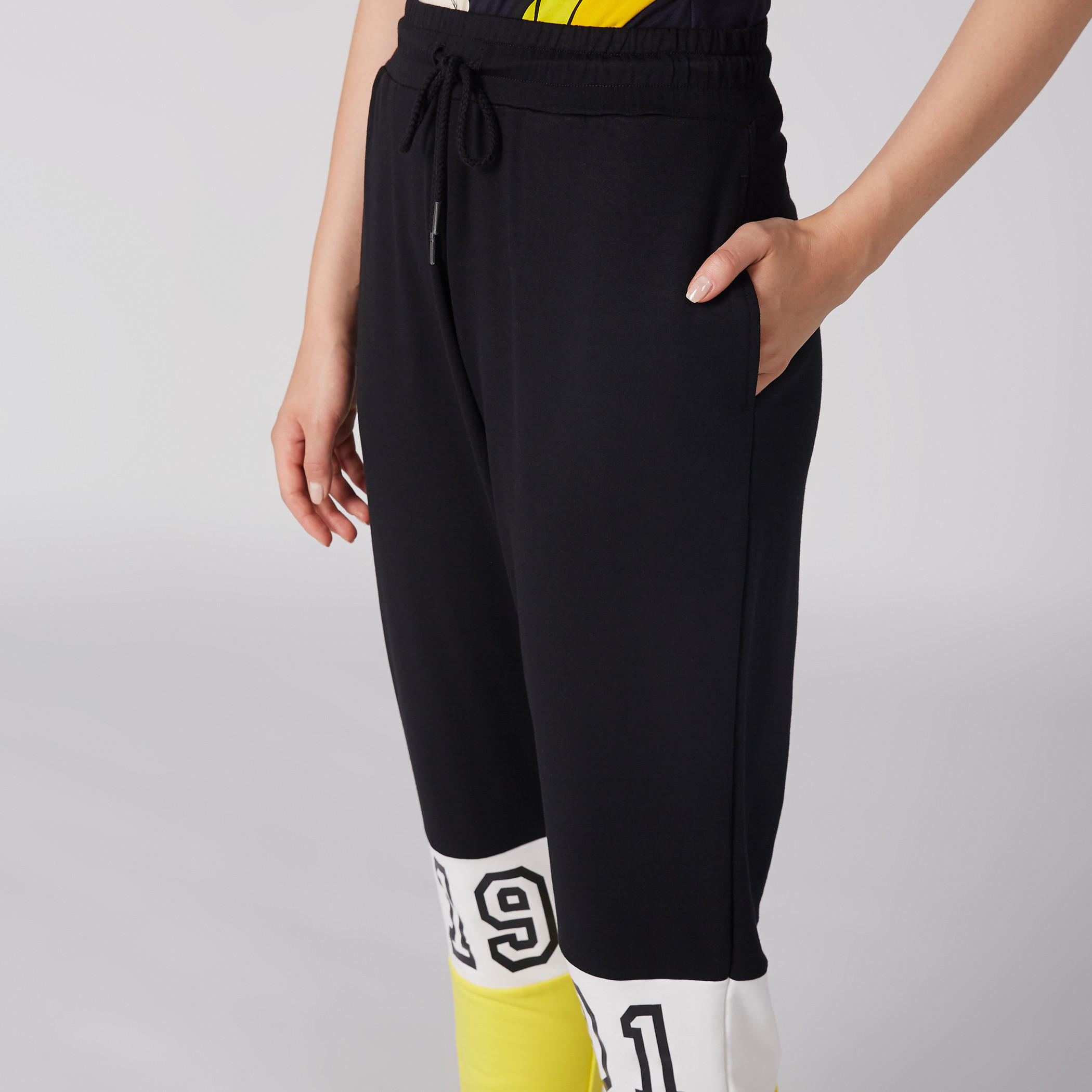 بنطال رياضي بخصر مطّاطي وجيوب وطبعات-women-clothing-bottoms-joggers-image-6