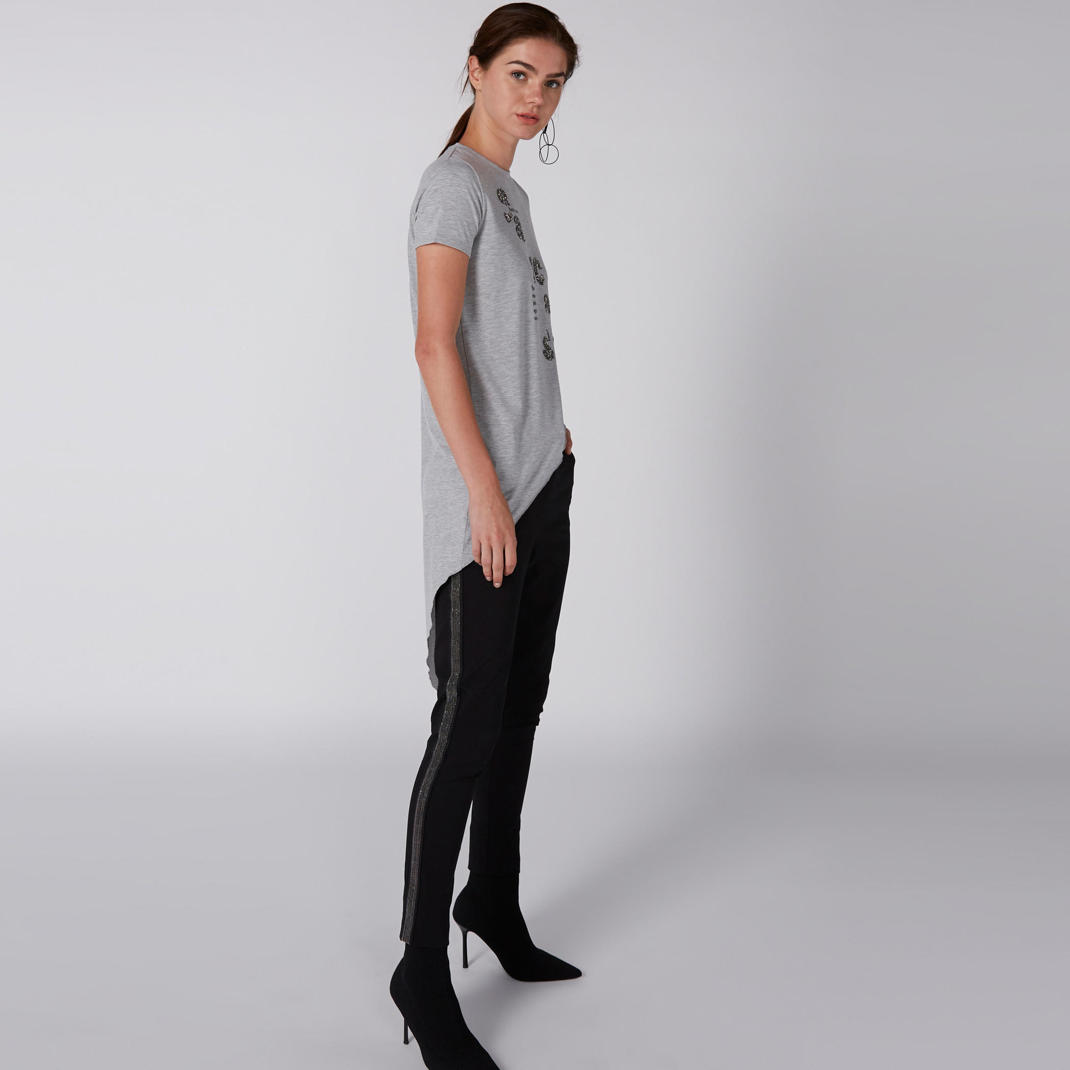 تيشيرت بحواف غير مستوية وتزيينات وياقة مستديرة-women-clothing-tshirts-image-3