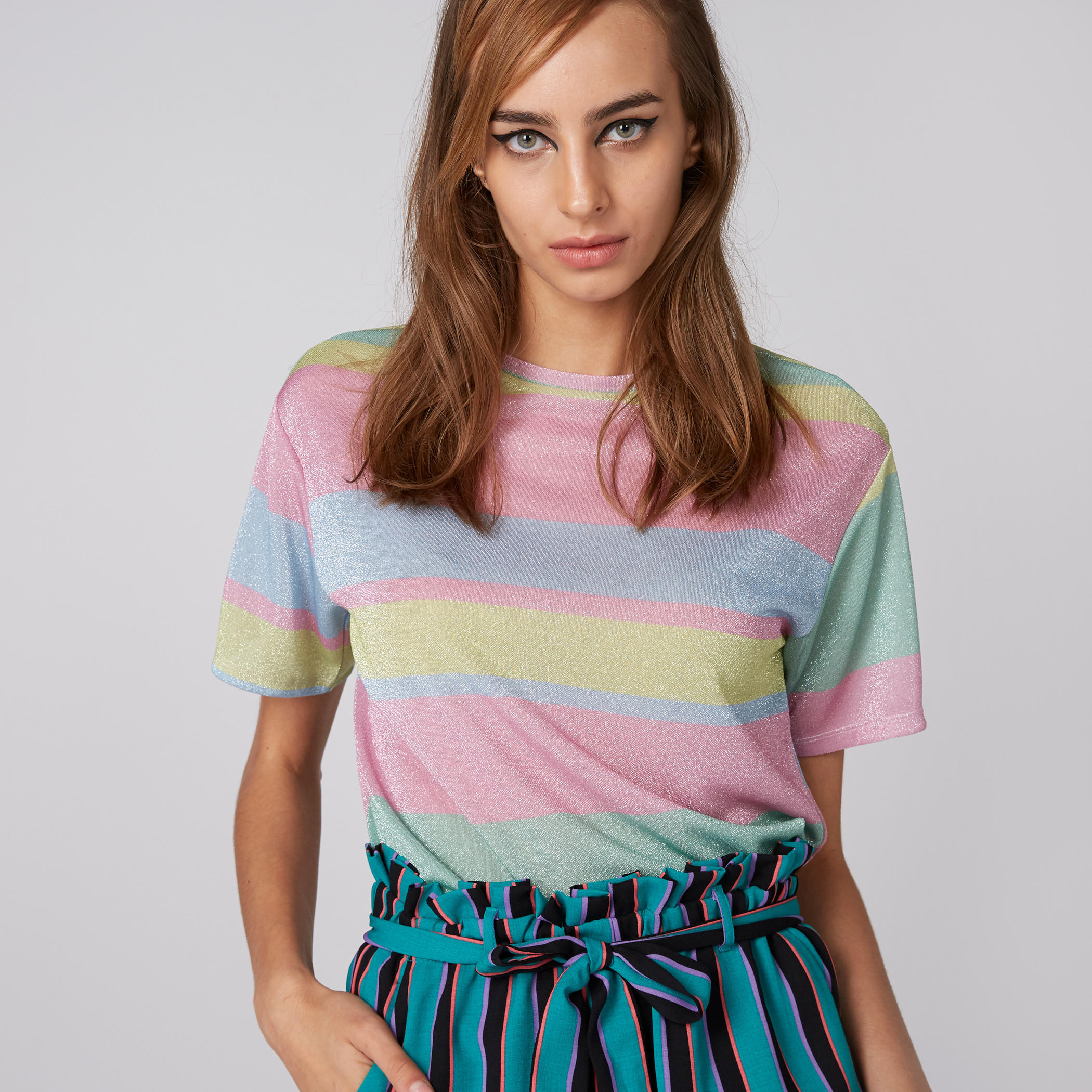 تيشيرت مقلّم بياقة مستديرة وأكمام قصيرة-women-clothing-tshirts-image-3
