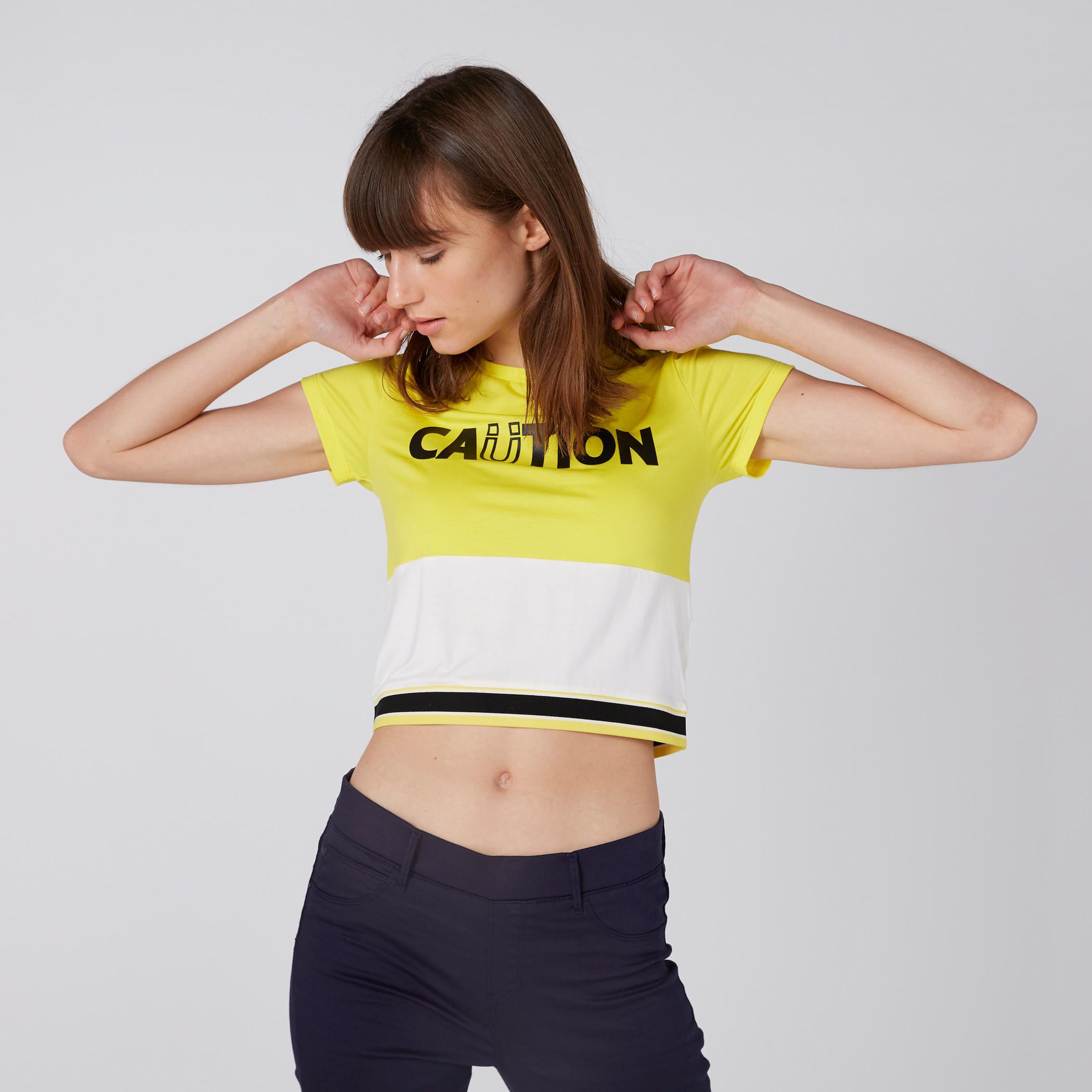 بلوزة قصيرة بطبعات وياقة ضيقة وأكمام قصيرة-women-clothing-tshirts-image-2
