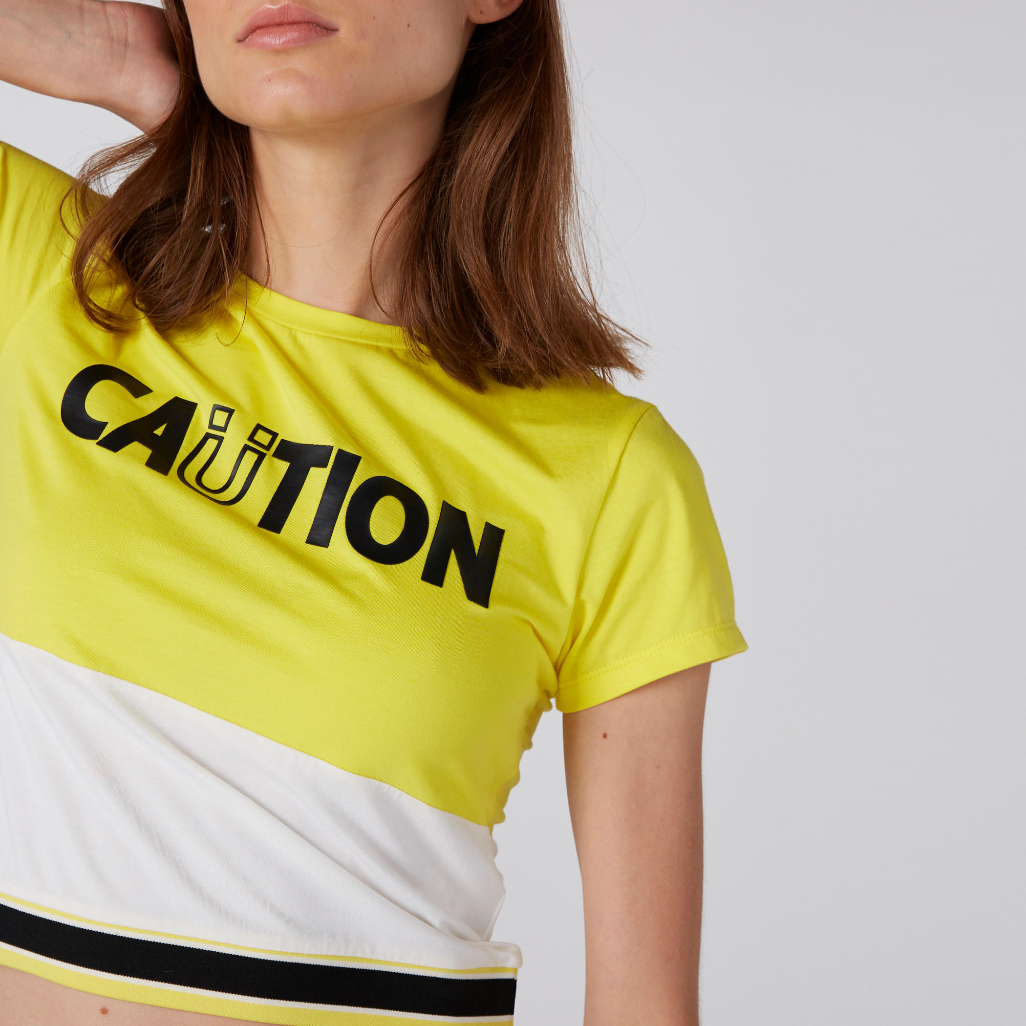 بلوزة قصيرة بطبعات وياقة ضيقة وأكمام قصيرة-women-clothing-tshirts-image-3