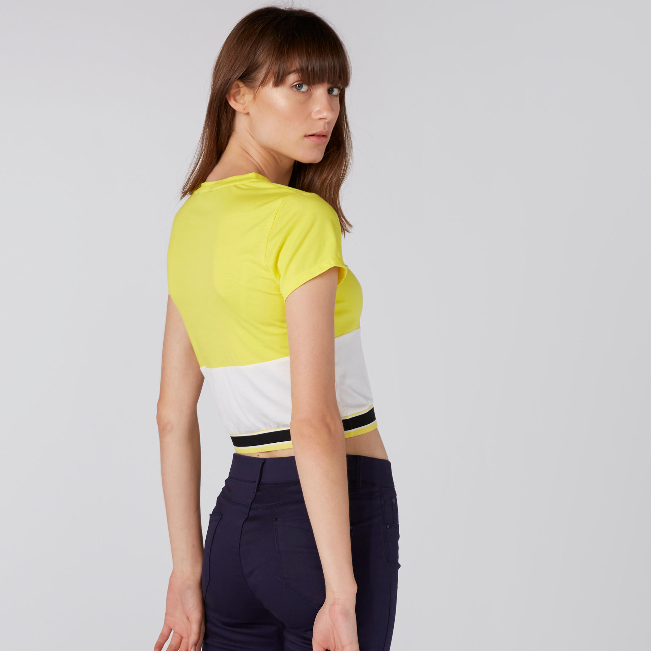 بلوزة قصيرة بطبعات وياقة ضيقة وأكمام قصيرة-women-clothing-tshirts-image-4