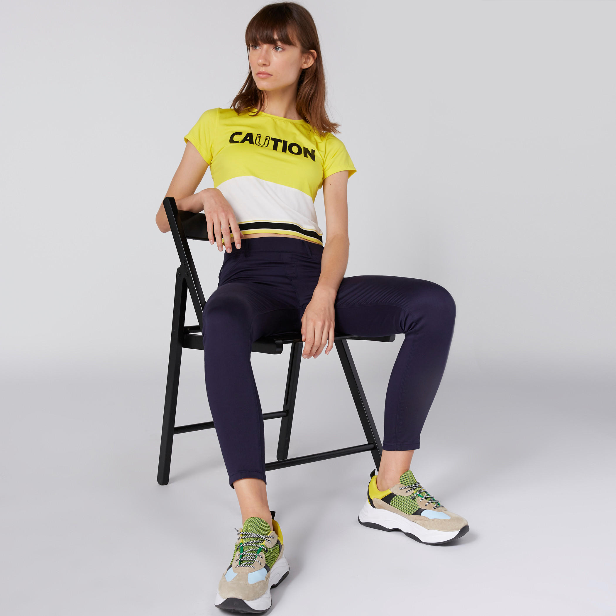 بلوزة قصيرة بطبعات وياقة ضيقة وأكمام قصيرة-women-clothing-tshirts-image-5