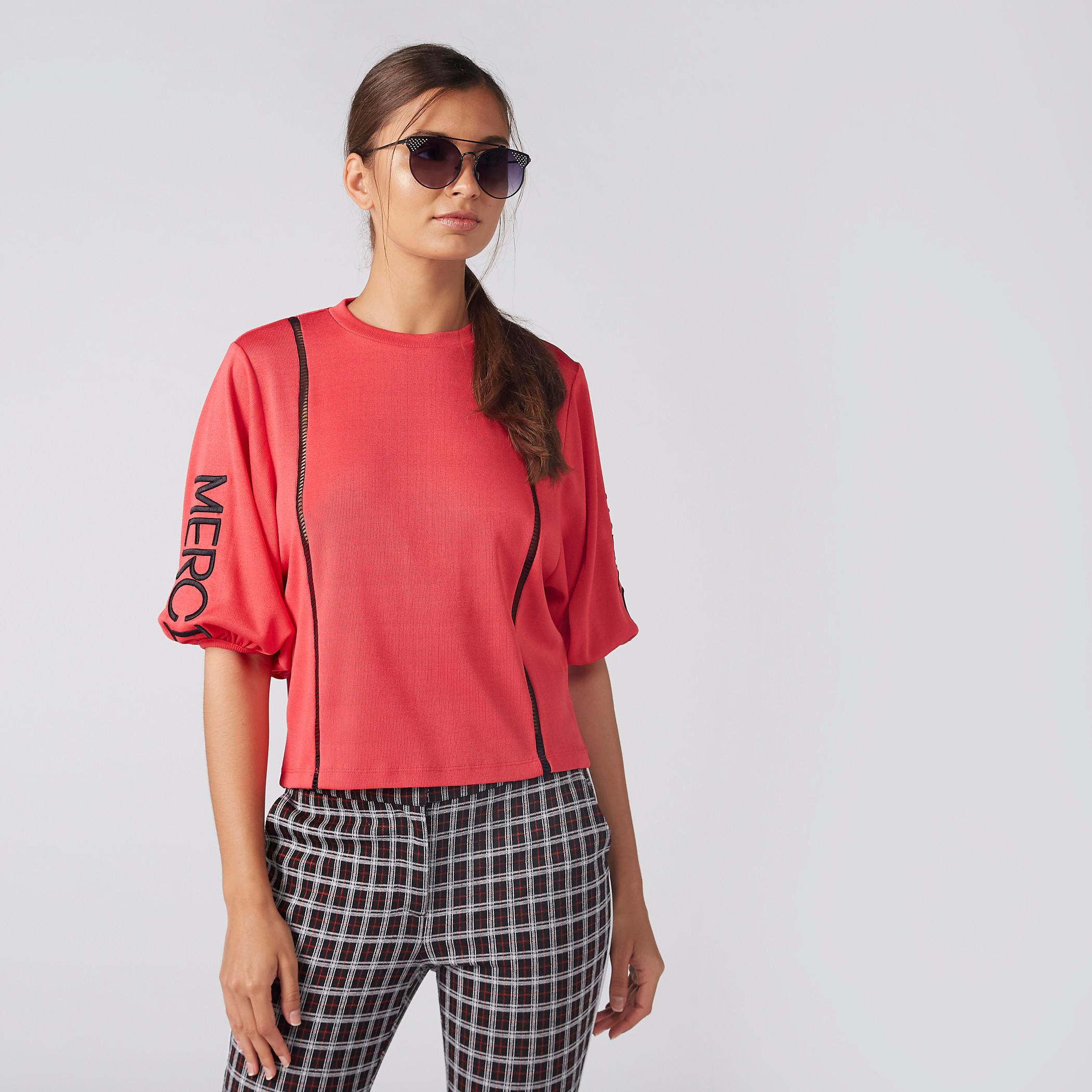 بلوزة مطرّزة بياقة مستديرة وأكمام 3/4-women-clothing-tshirts-image-1