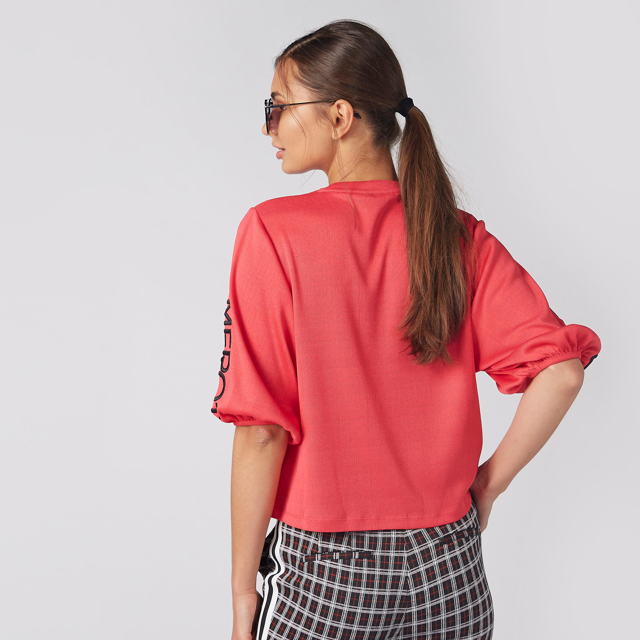 بلوزة مطرّزة بياقة مستديرة وأكمام 3/4-women-clothing-tshirts-image-2
