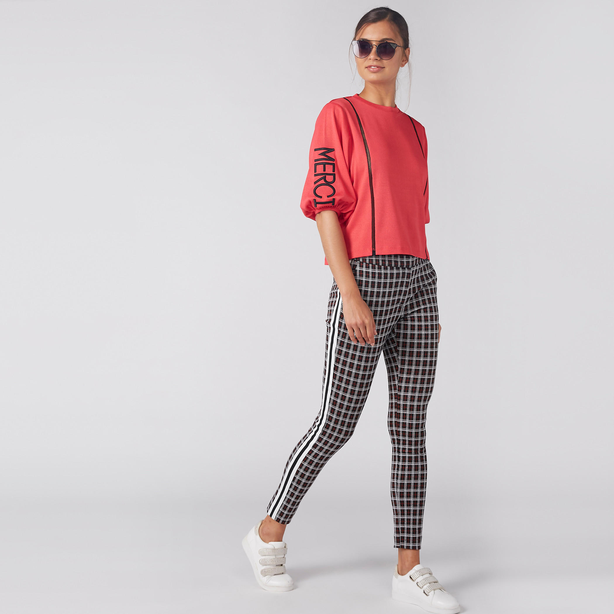 بلوزة مطرّزة بياقة مستديرة وأكمام 3/4-women-clothing-tshirts-image-4