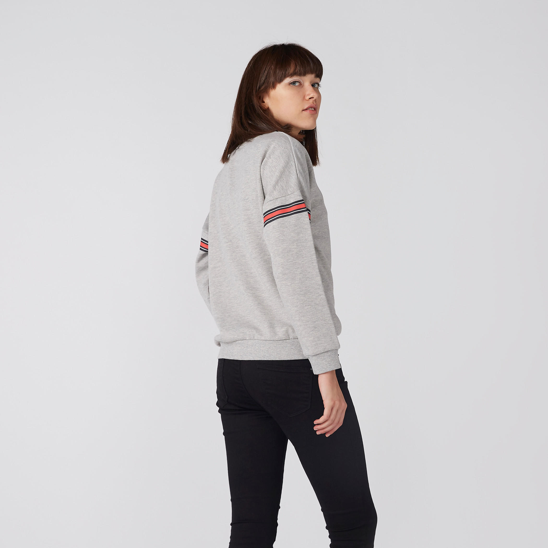 سويت شيرت بياقة مستديرة وأكتاف منسدلة وطبعات-women-winterwear-hoodiesandsweatshirts-sweatshirts-image-2