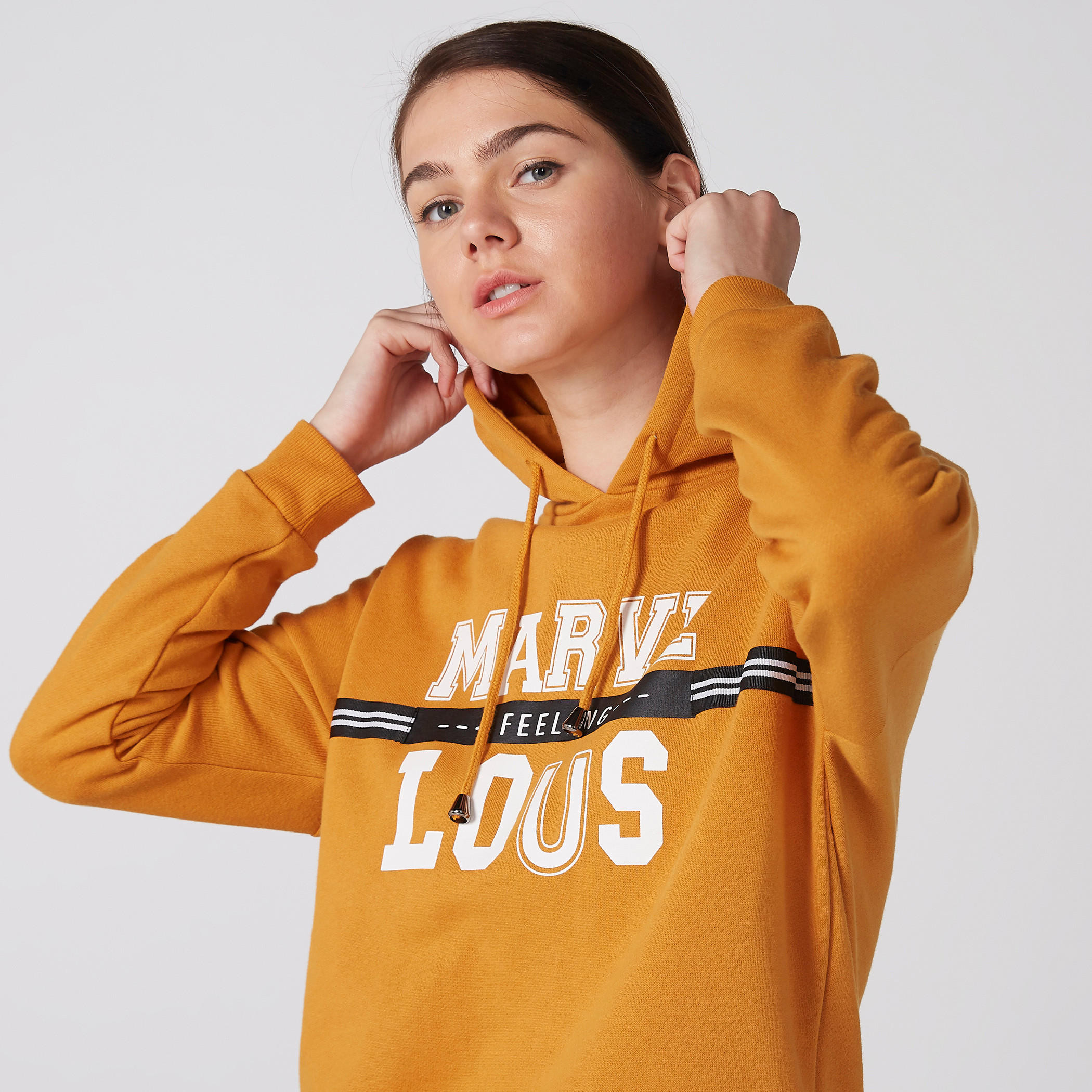 سويت شيرت منقوش بأكمام طويلة وقبعة متصلة-women-winterwear-hoodiesandsweatshirts-hoodies-image-1