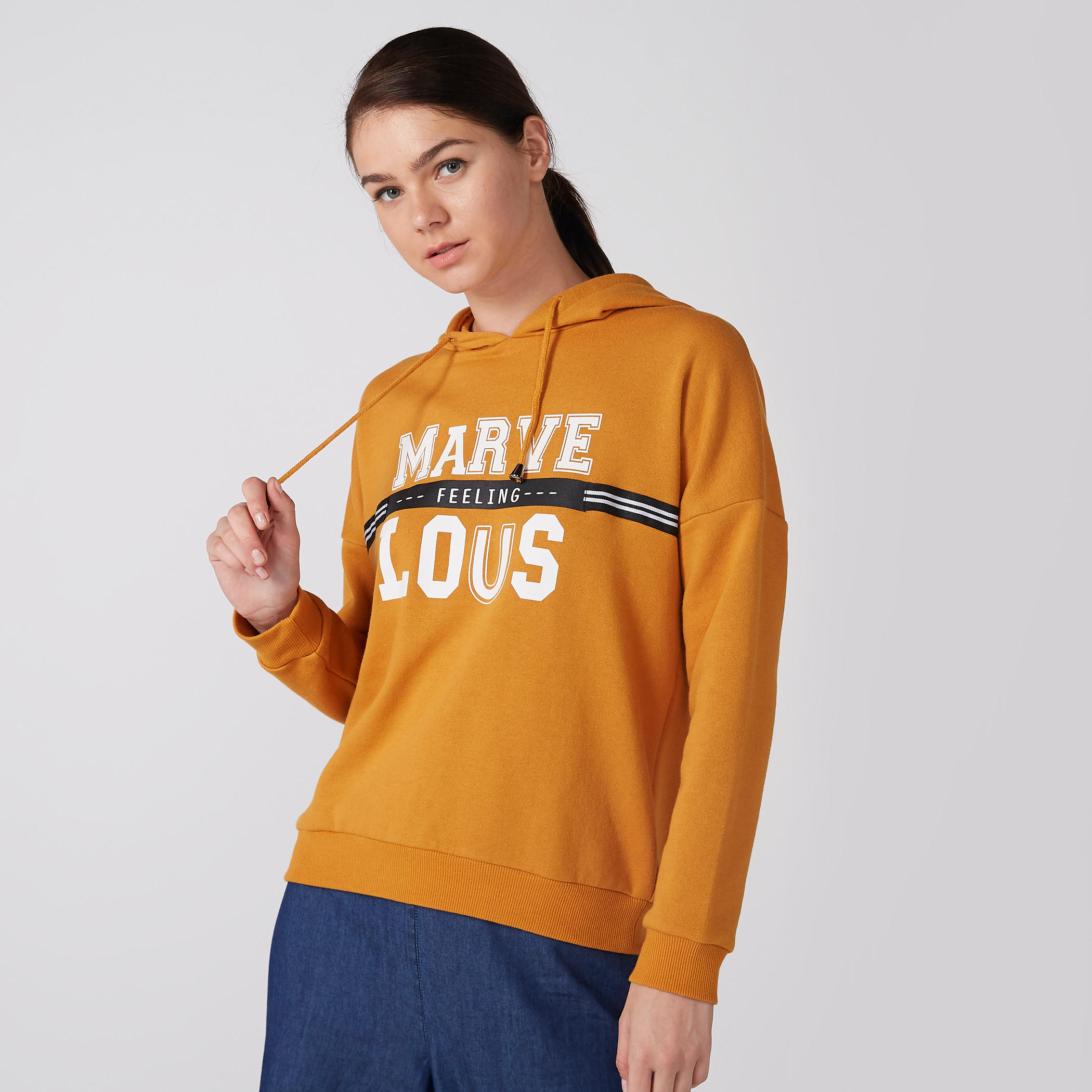 سويت شيرت منقوش بأكمام طويلة وقبعة متصلة-women-winterwear-hoodiesandsweatshirts-hoodies-image-2