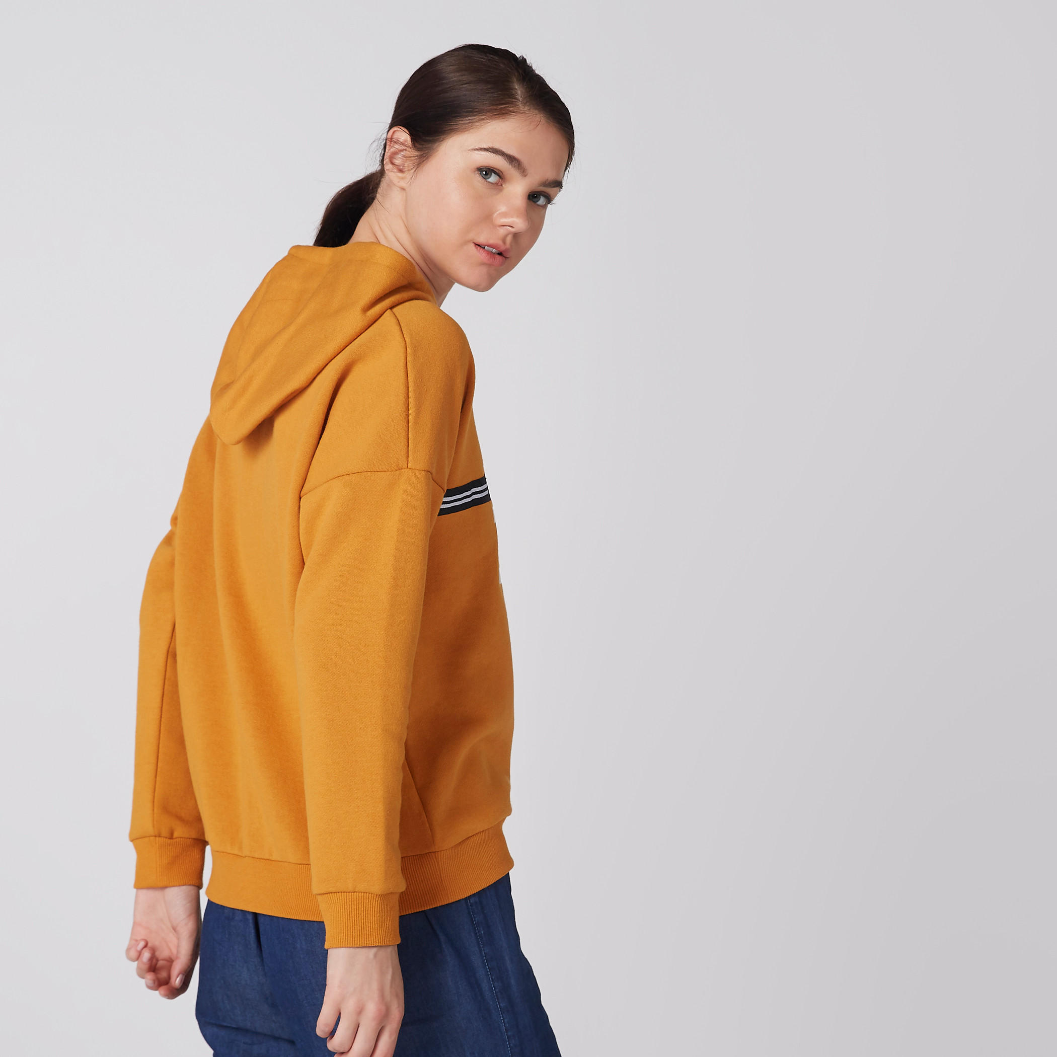 سويت شيرت منقوش بأكمام طويلة وقبعة متصلة-women-winterwear-hoodiesandsweatshirts-hoodies-image-4