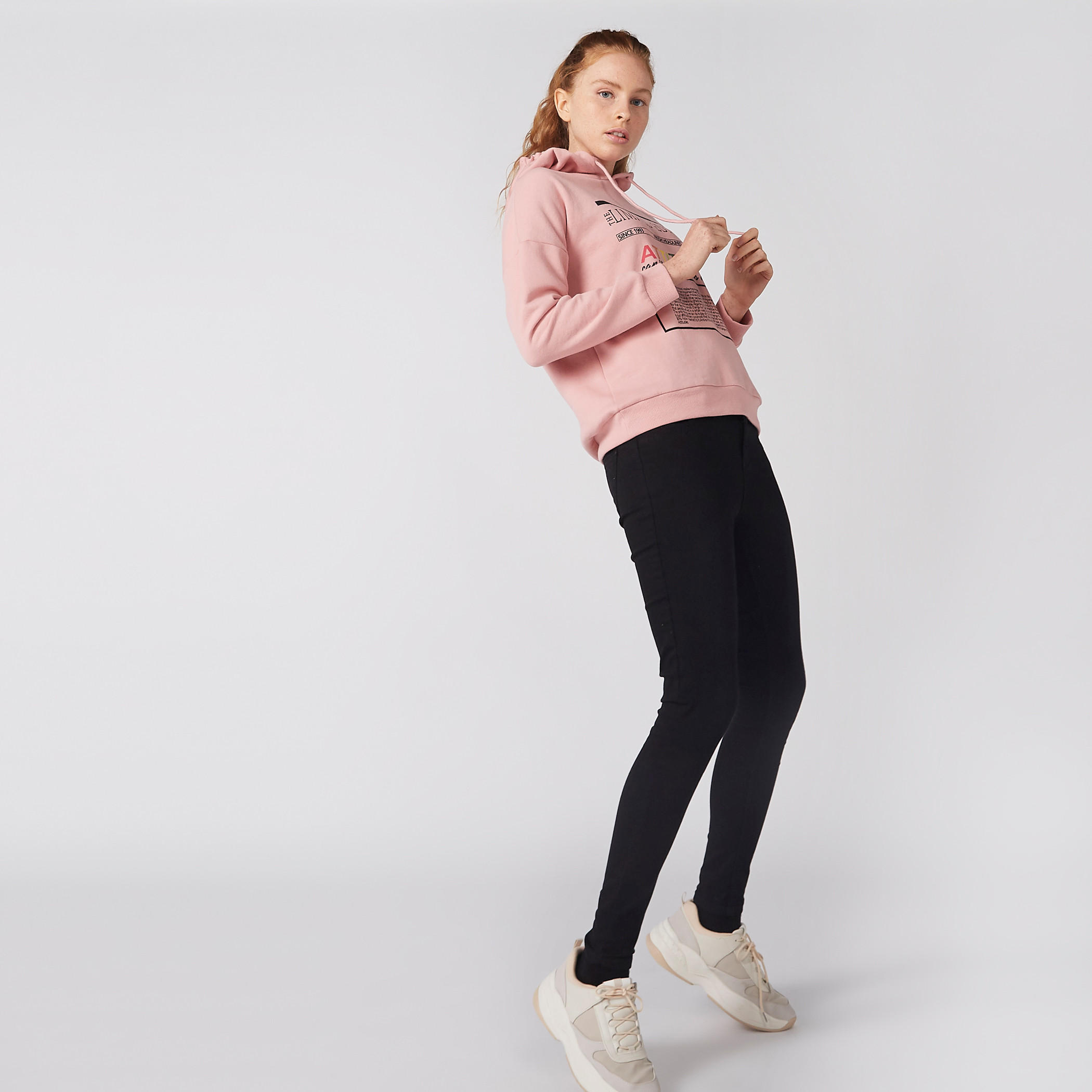 سويت شيرت منقوش بأكمام طويلة وقبعة متصلة-women-winterwear-hoodiesandsweatshirts-hoodies-image-1