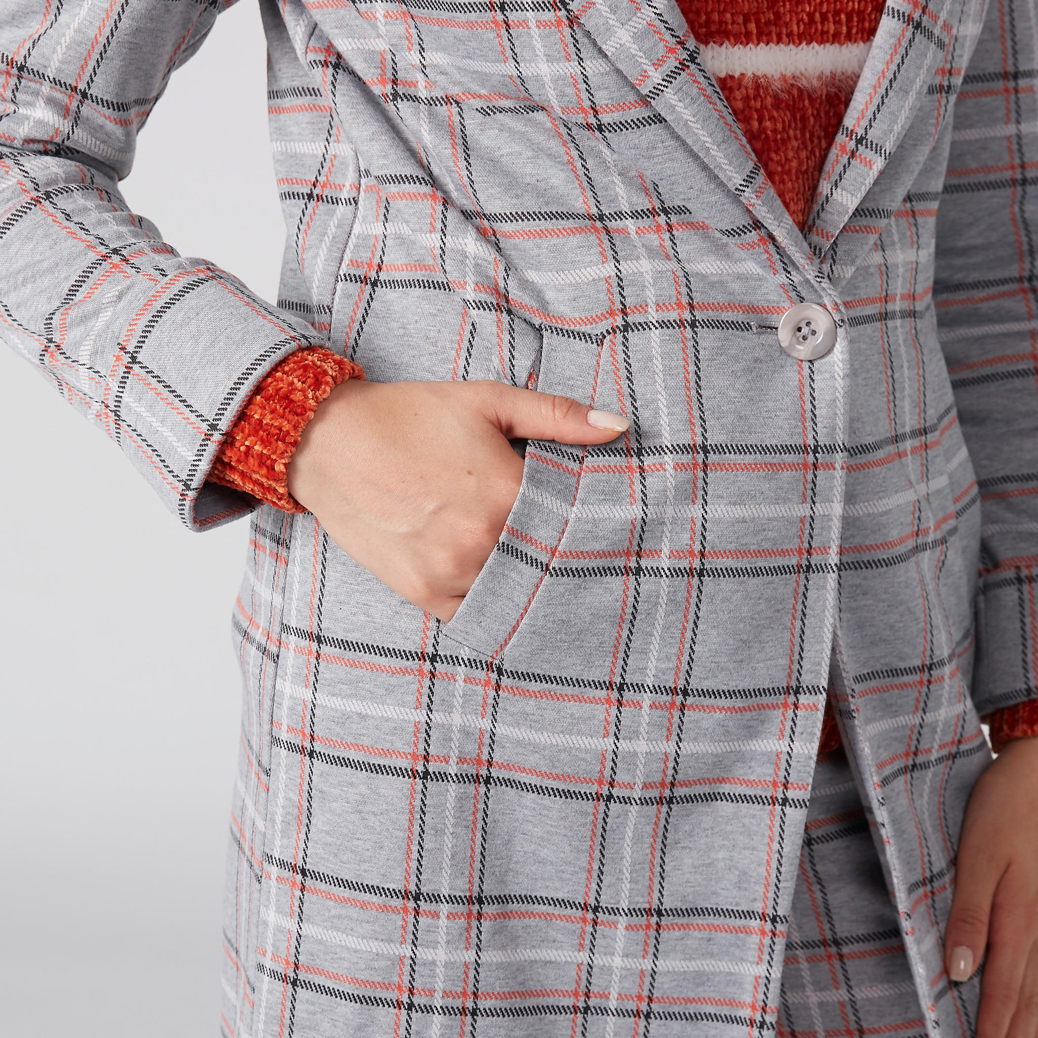 جاكيت كاروهات بأكمام طويلة وزر إغلاق وجيوب-women-winterwear-coatsandjackets-jackets-image-3