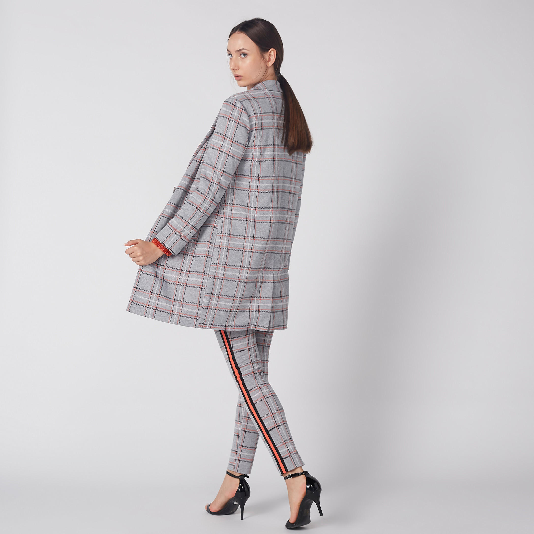 جاكيت كاروهات بأكمام طويلة وزر إغلاق وجيوب-women-winterwear-coatsandjackets-jackets-image-4