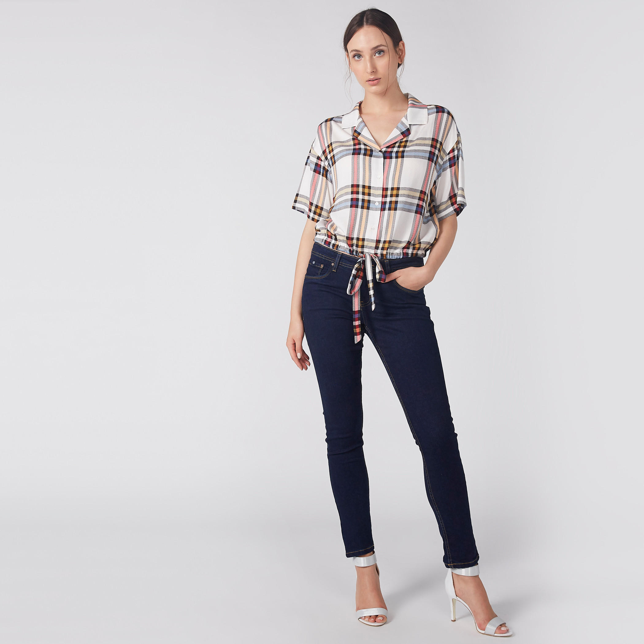 بلوزة كاروهات قصيرة بأكمام قصيرة وتفاصيل عقدة-women-clothing-shirtsandblouses-blouses-image-1