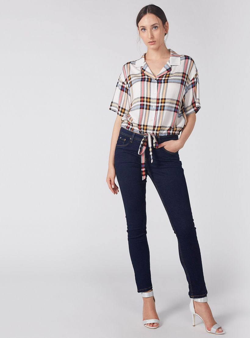 بلوزة كاروهات قصيرة بأكمام قصيرة وتفاصيل عقدة-women-clothing-shirtsandblouses-blouses-image-1