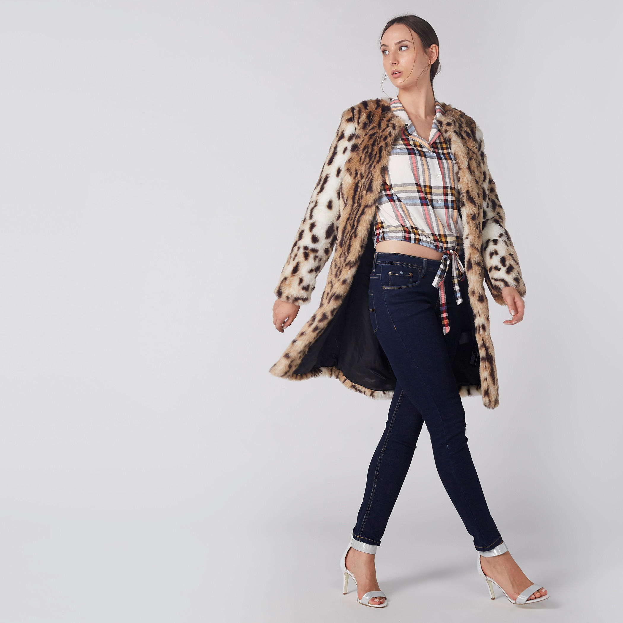 بلوزة كاروهات قصيرة بأكمام قصيرة وتفاصيل عقدة-women-clothing-shirtsandblouses-blouses-image-2