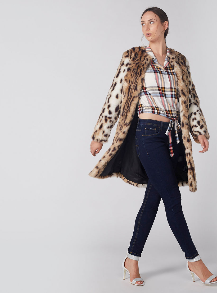 بلوزة كاروهات قصيرة بأكمام قصيرة وتفاصيل عقدة-women-clothing-shirtsandblouses-blouses-image-2