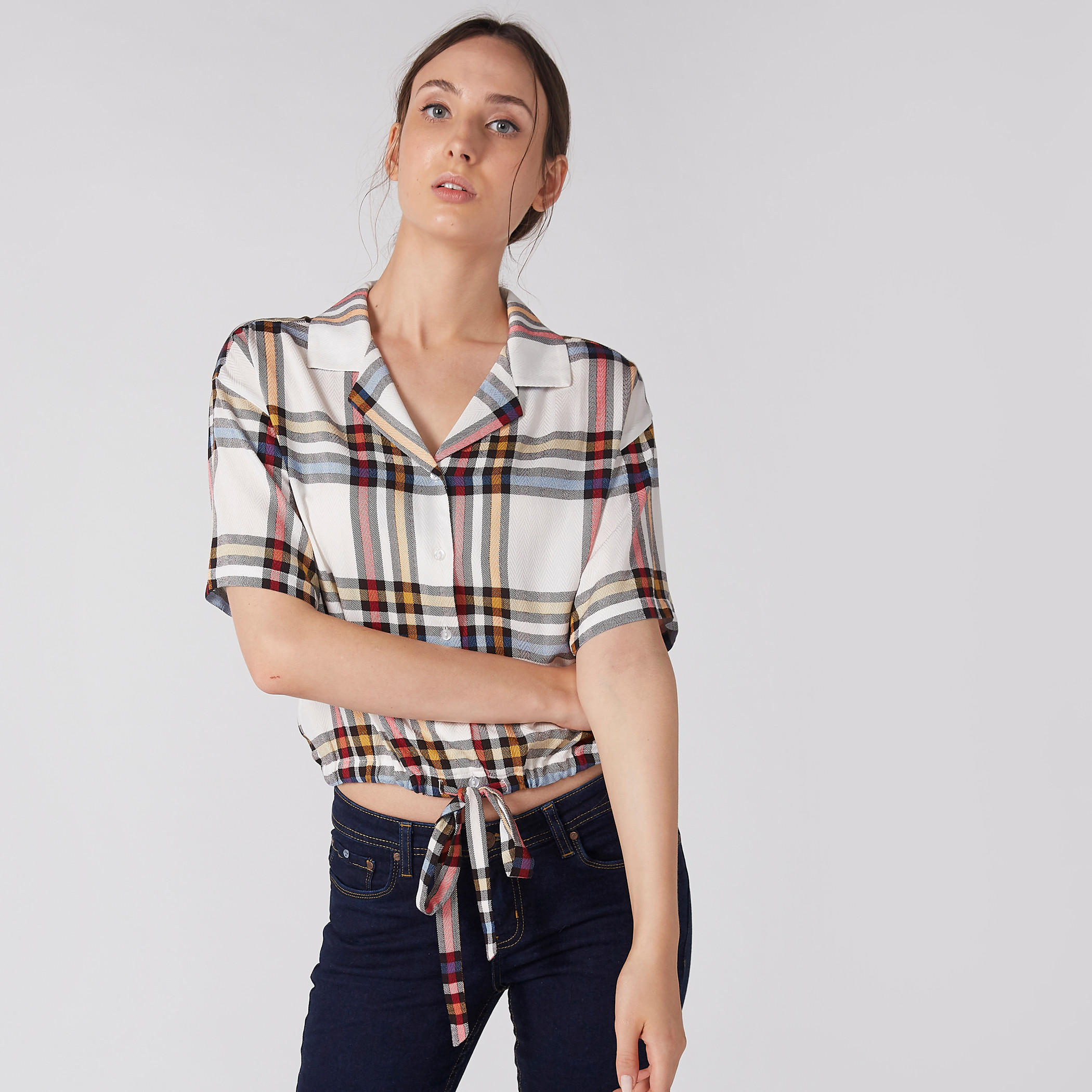 بلوزة كاروهات قصيرة بأكمام قصيرة وتفاصيل عقدة-women-clothing-shirtsandblouses-blouses-image-3