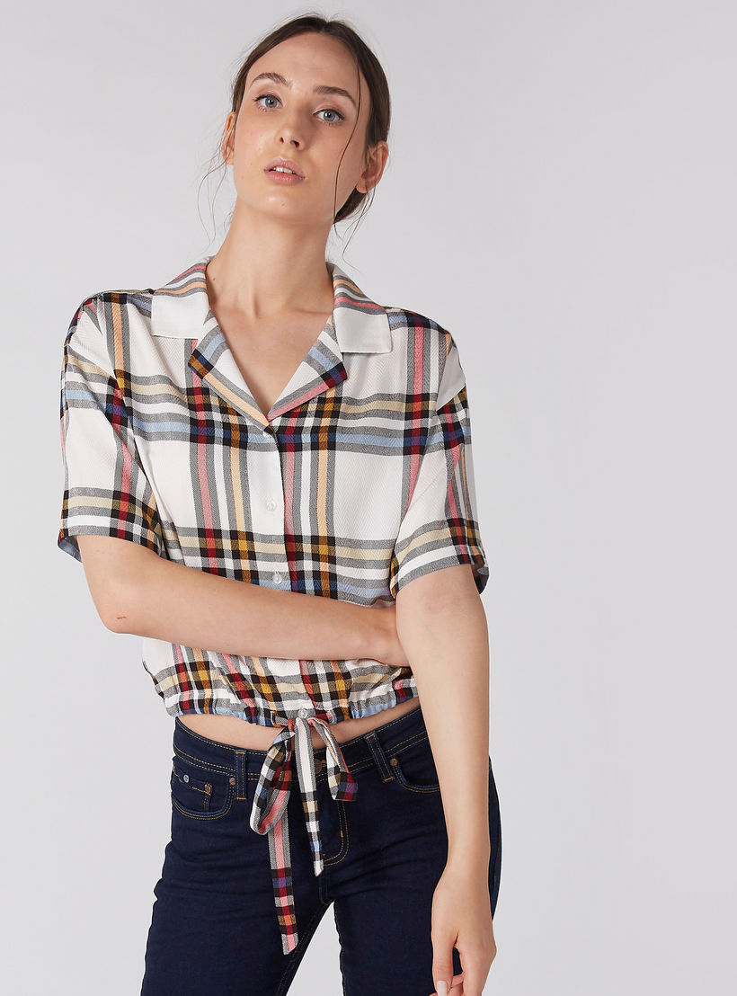 بلوزة كاروهات قصيرة بأكمام قصيرة وتفاصيل عقدة-women-clothing-shirtsandblouses-blouses-image-3