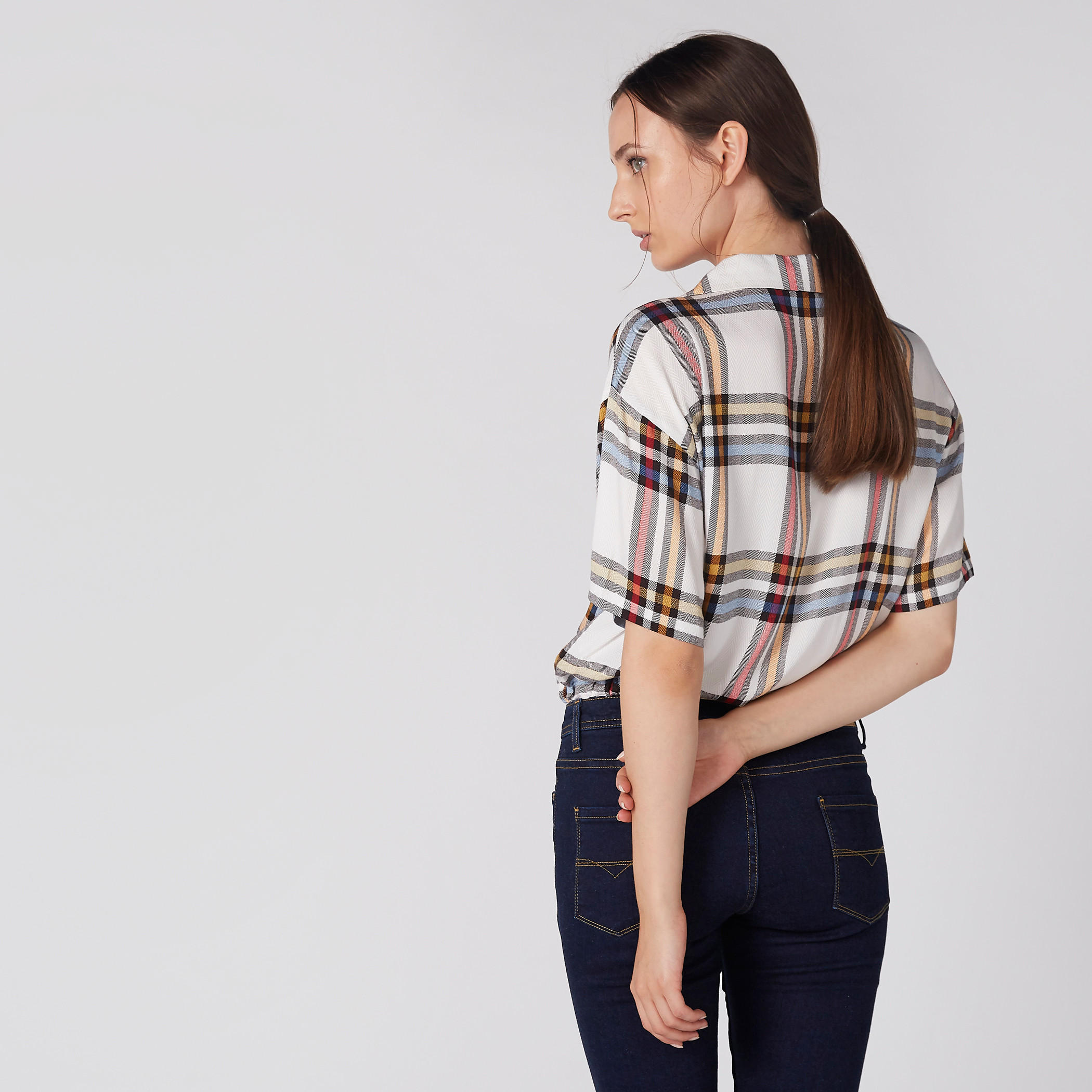 بلوزة كاروهات قصيرة بأكمام قصيرة وتفاصيل عقدة-women-clothing-shirtsandblouses-blouses-image-4