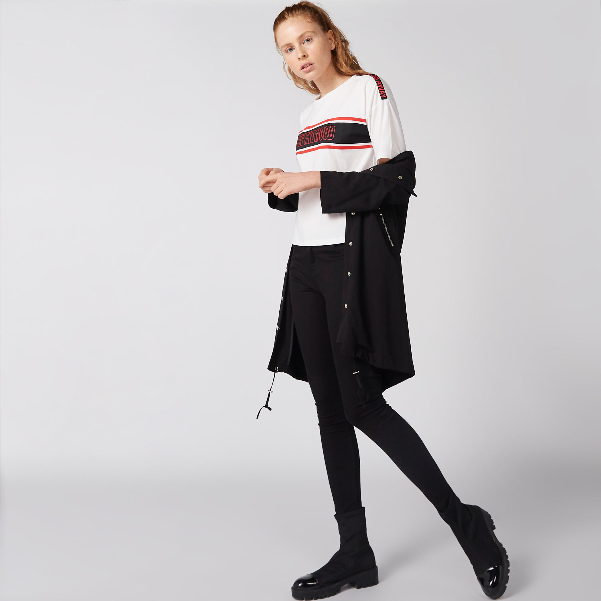 تيشيرت بأكتاف منسدلة وطبعات-women-clothing-tshirts-image-3