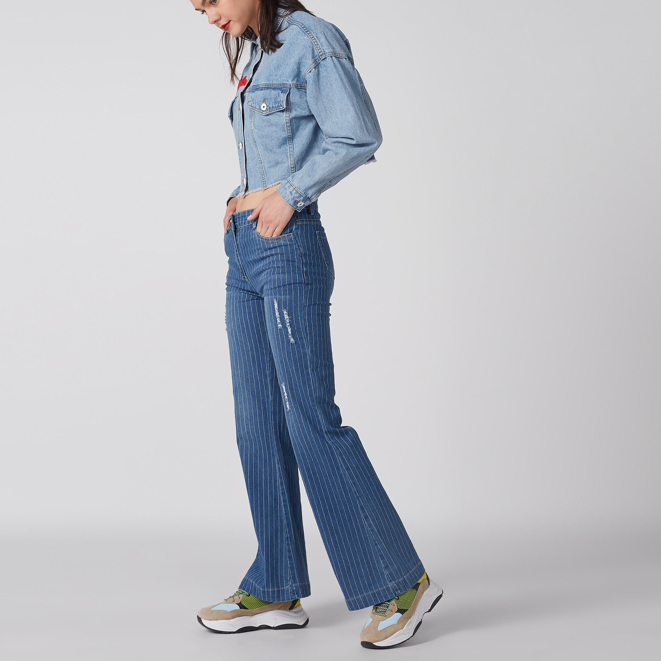 بنطال جينز مقلّم بقصّة البوت بزر إغلاق وجيوب-women-clothing-bottoms-jeans-image-1