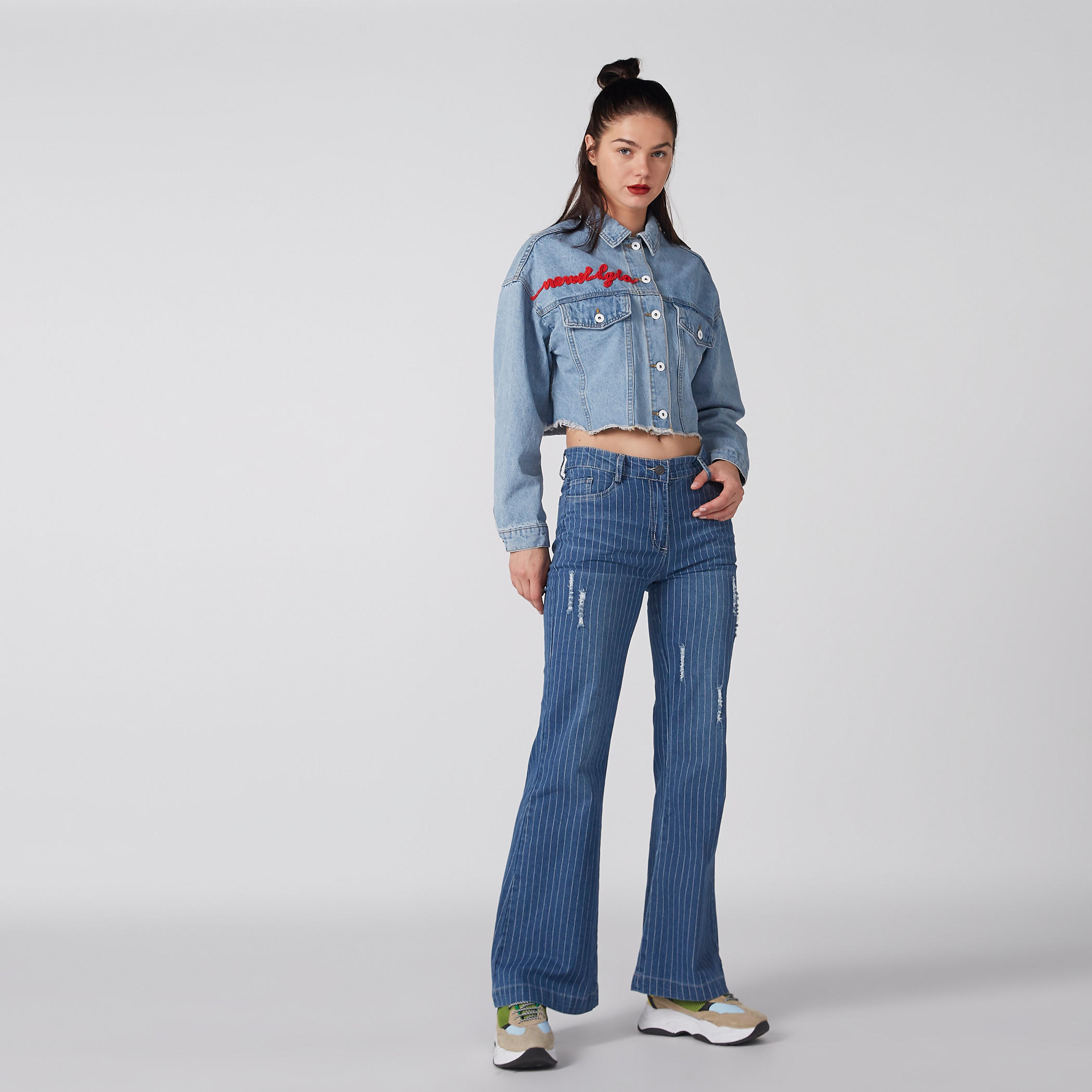 بنطال جينز مقلّم بقصّة البوت بزر إغلاق وجيوب-women-clothing-bottoms-jeans-image-2