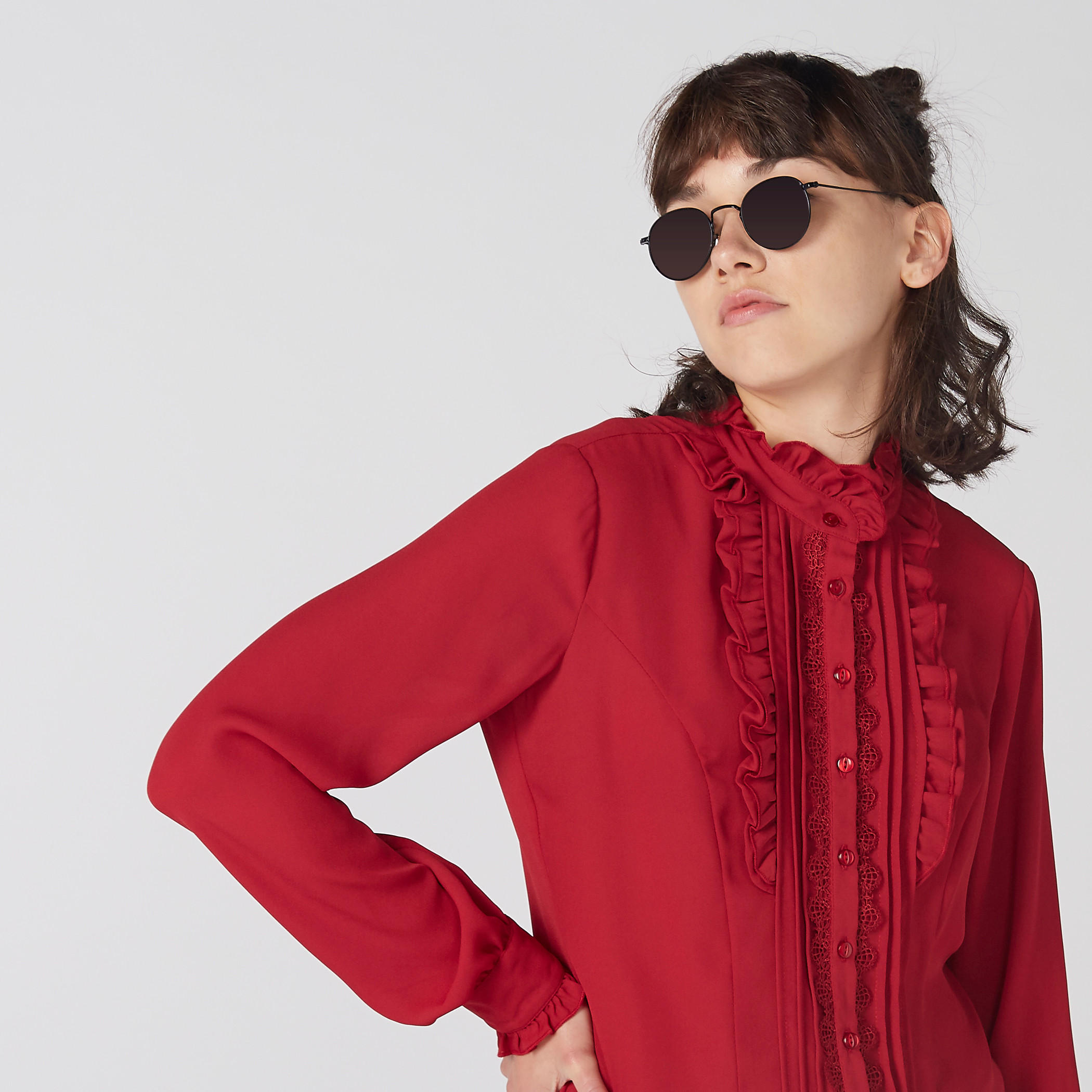 قميص بياقة عالية وأكمام طويلة وتفاصيل دانتيل وكشكش-women-clothing-shirtsandblouses-shirts-image-3