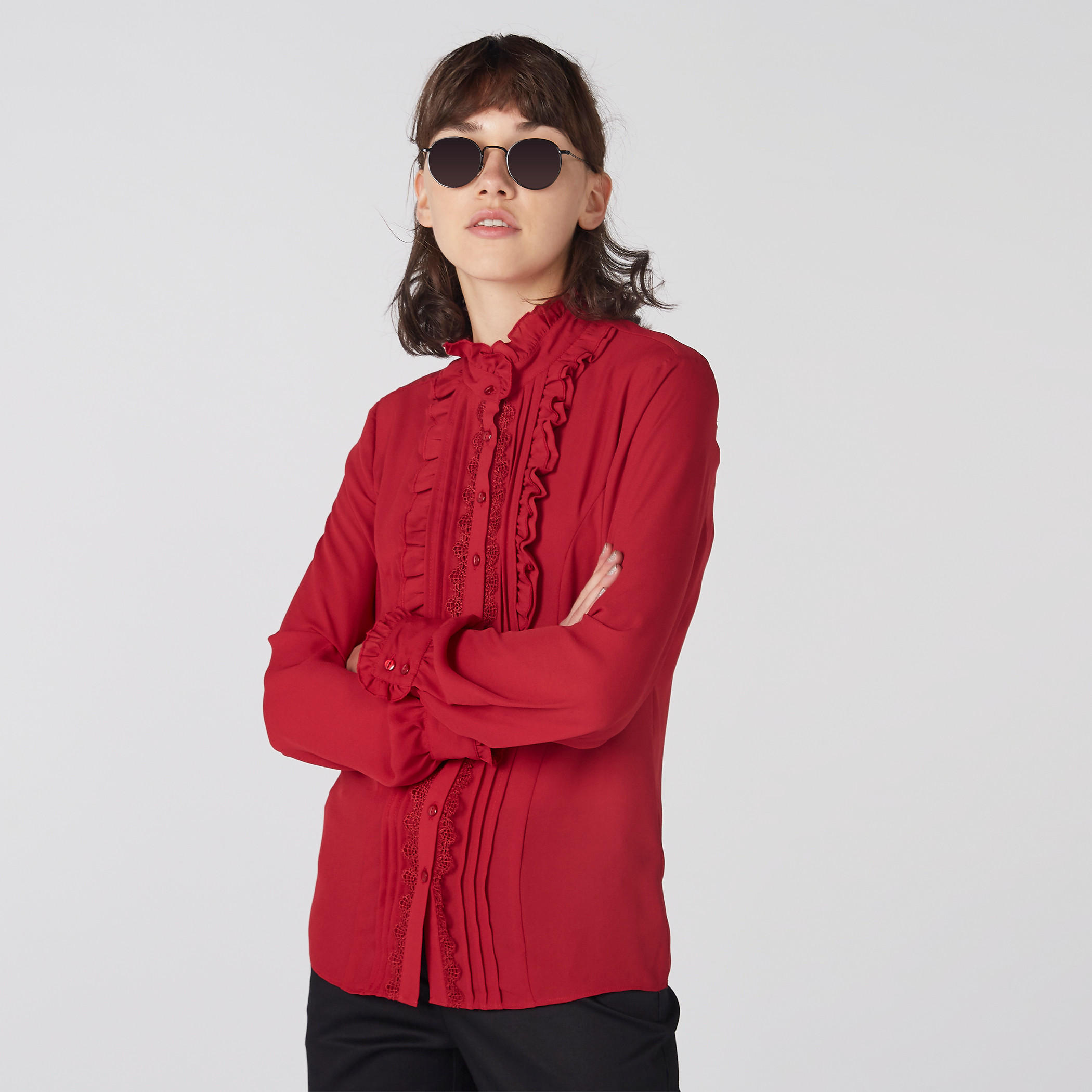 قميص بياقة عالية وأكمام طويلة وتفاصيل دانتيل وكشكش-women-clothing-shirtsandblouses-shirts-image-4