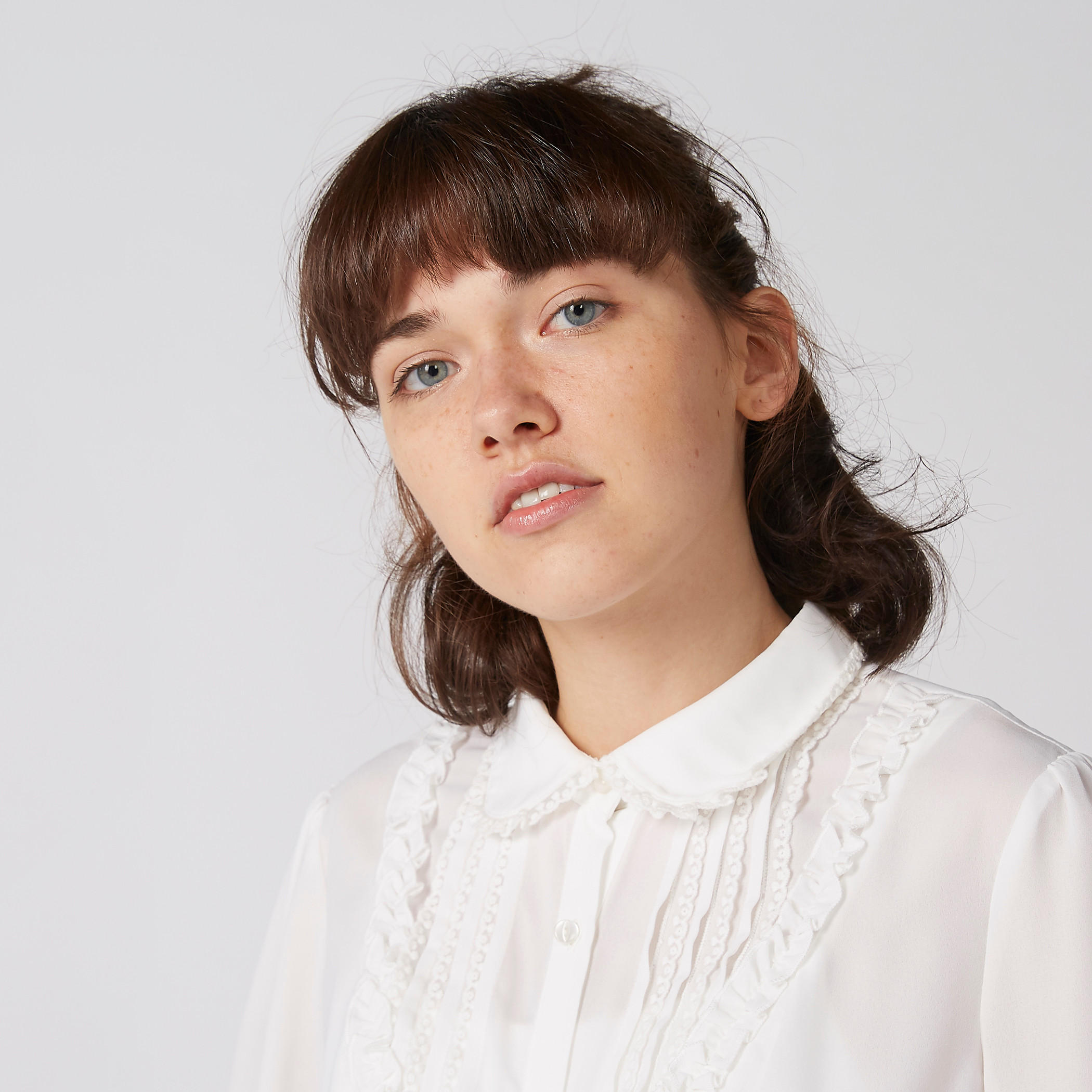 قميص بأكمام طويلة وتفاصيل كشكش وأزرار-women-clothing-shirtsandblouses-shirts-image-2