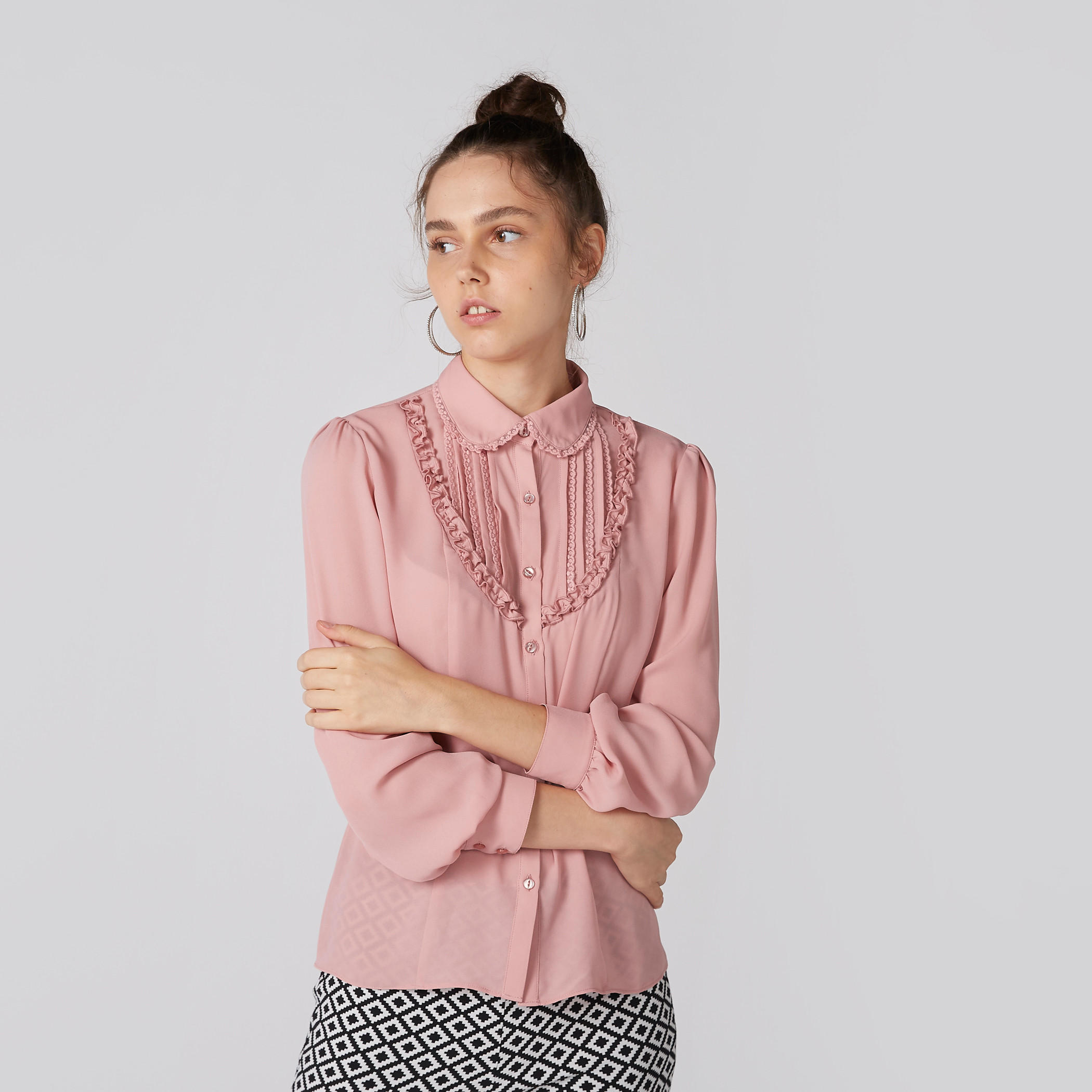 قميص بأكمام طويلة وتفاصيل كشكش وأزرار-women-clothing-shirtsandblouses-shirts-image-1