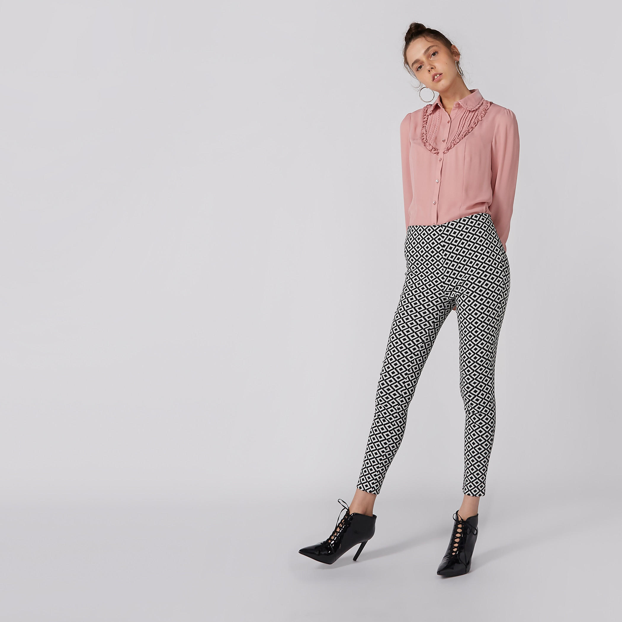 قميص بأكمام طويلة وتفاصيل كشكش وأزرار-women-clothing-shirtsandblouses-shirts-image-2
