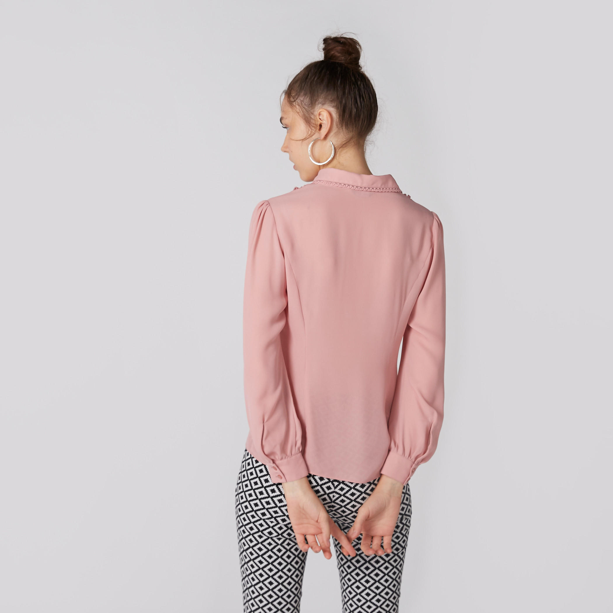 قميص بأكمام طويلة وتفاصيل كشكش وأزرار-women-clothing-shirtsandblouses-shirts-image-4