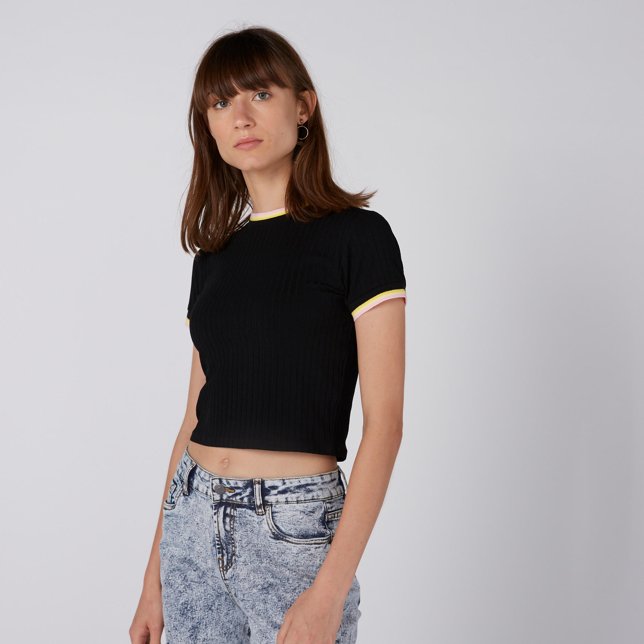 بلوزة قصيرة بياقة ضيقة وأكمام قصيرة-women-clothing-tshirts-image-1