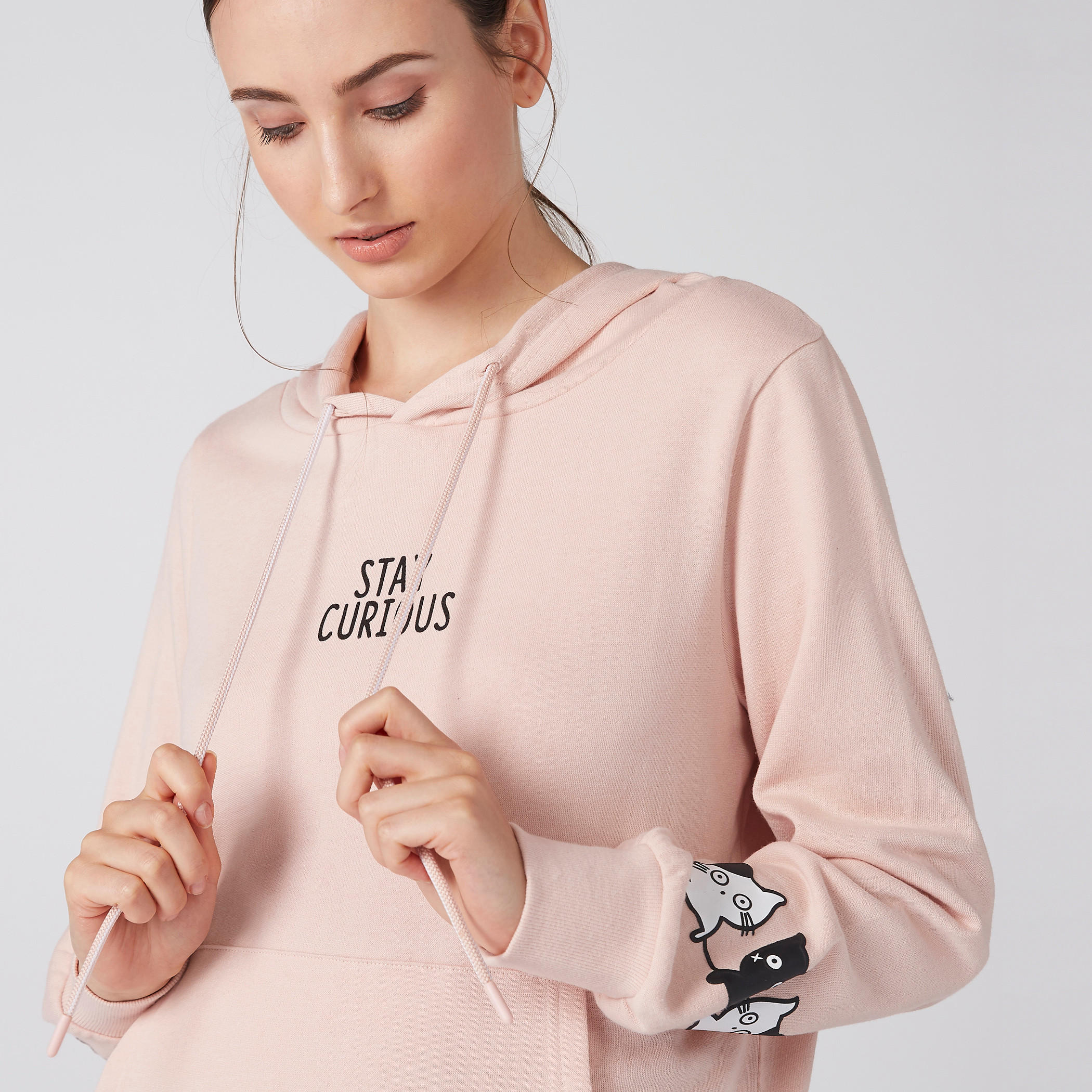 سويت شيرت بأكمام طويلة وقبعة وطبعات وجيب كانجارو-women-winterwear-hoodiesandsweatshirts-hoodies-image-1